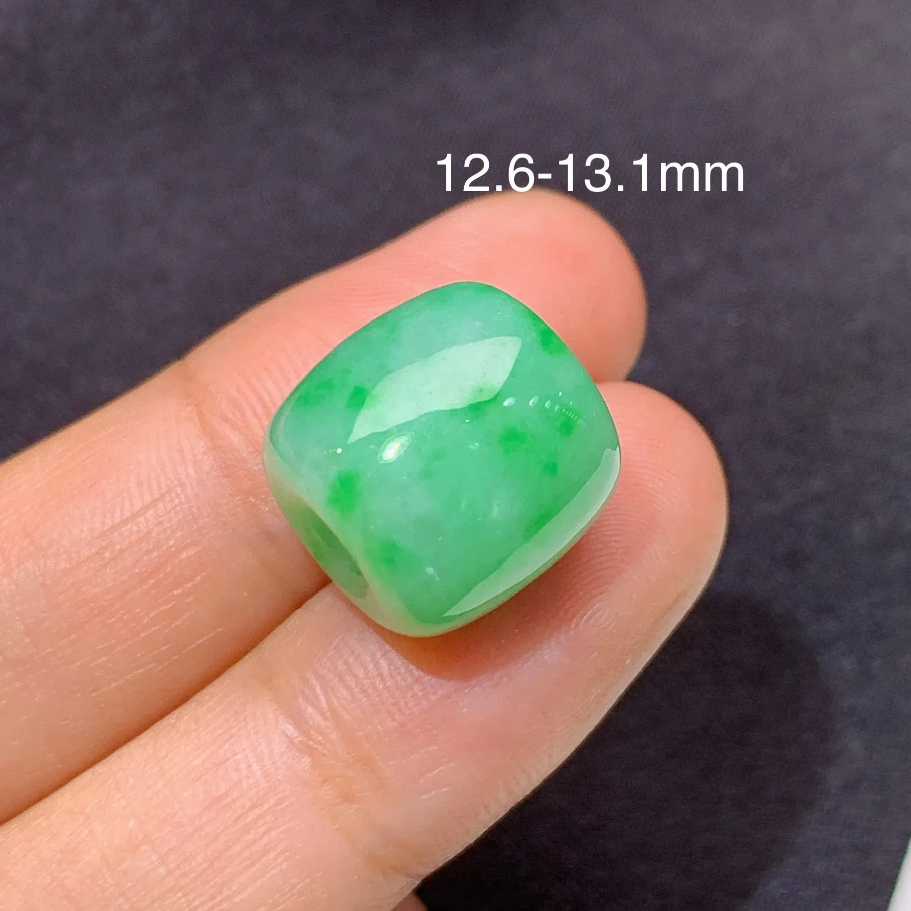 冰飘绿路路通，镶嵌佳品，冰润细腻，色阳，种水足 整体尺寸12.6*13.1