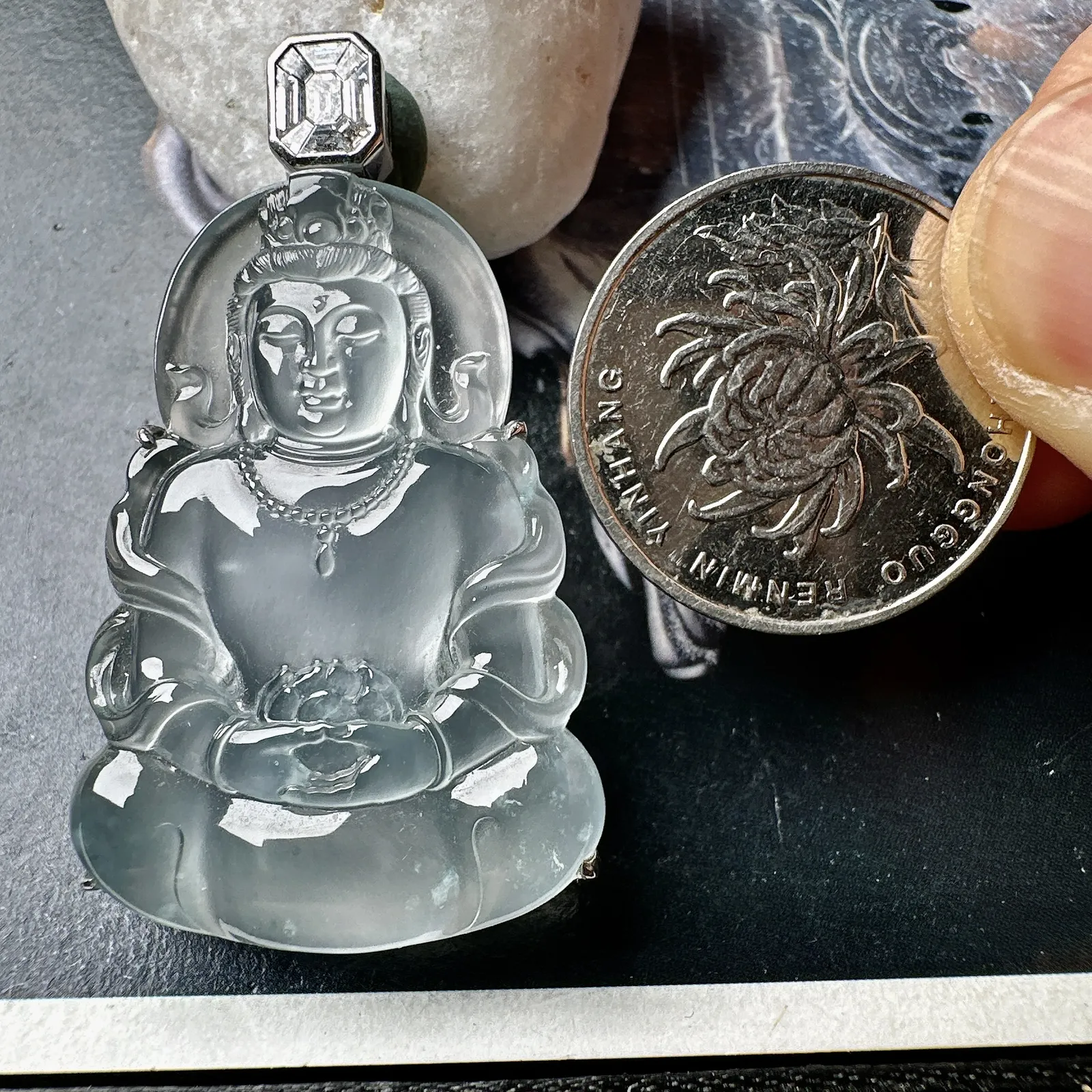 【玻璃种小观音】玻璃光泽，晶莹剔透，冰感十足，通透闪亮，18k金钻镶嵌，裸石尺寸39.2*26.8*6.5毫米