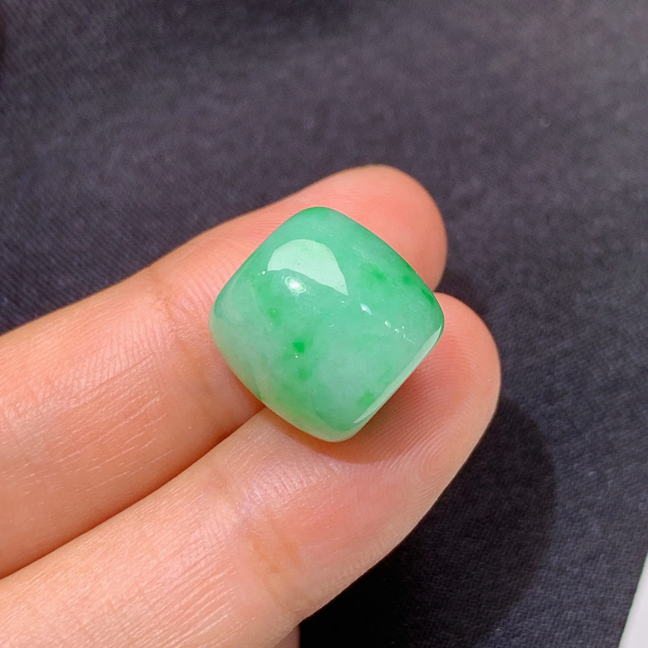 冰飘绿路路通，镶嵌佳品，冰润细腻，色阳，种水足 整体尺寸12.6*13.1