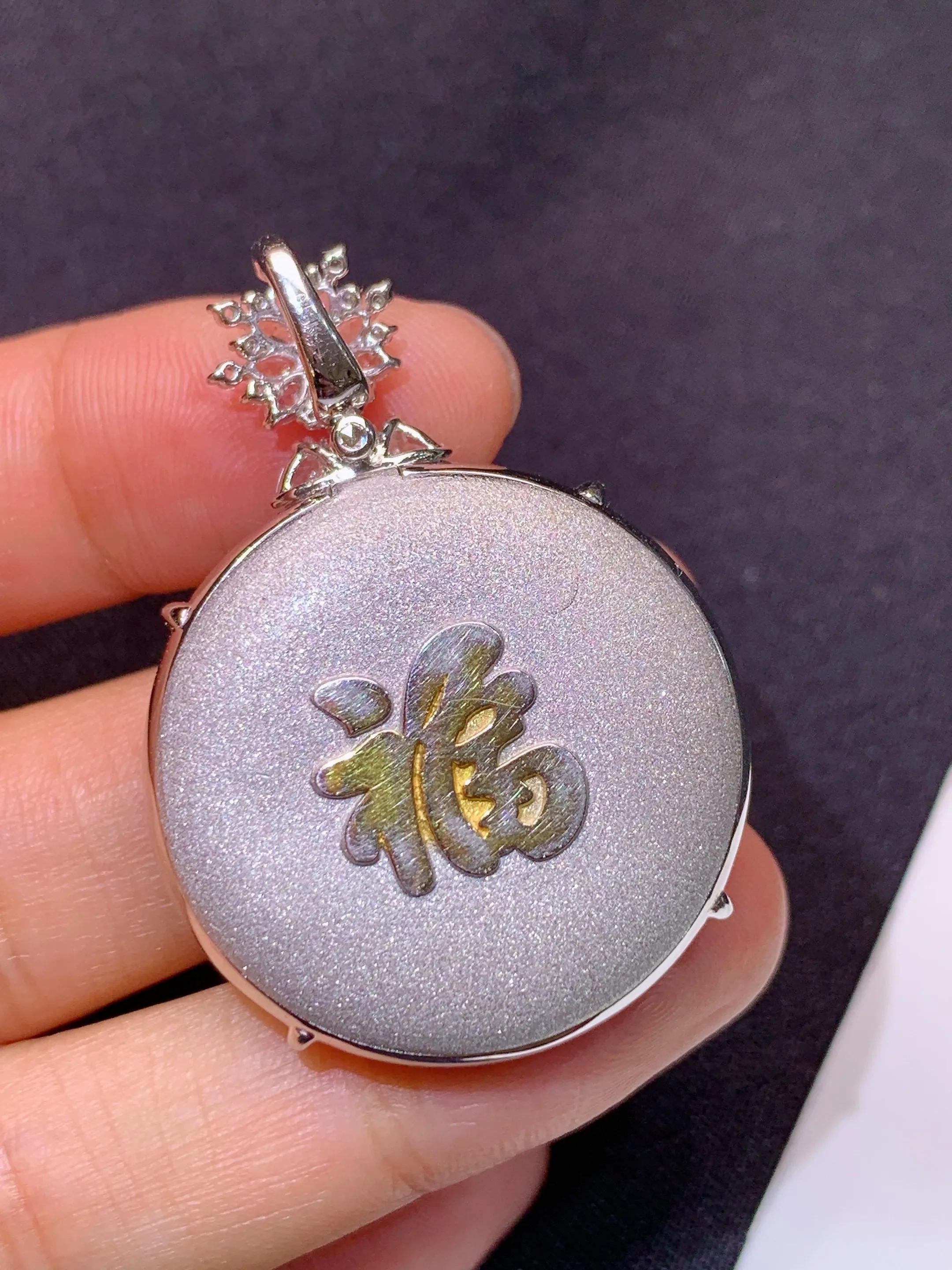 冰飘绿平安扣吊坠，18k金镶嵌，冰润细腻，色阳，种水足，整体尺寸41.5*29.3*11.5