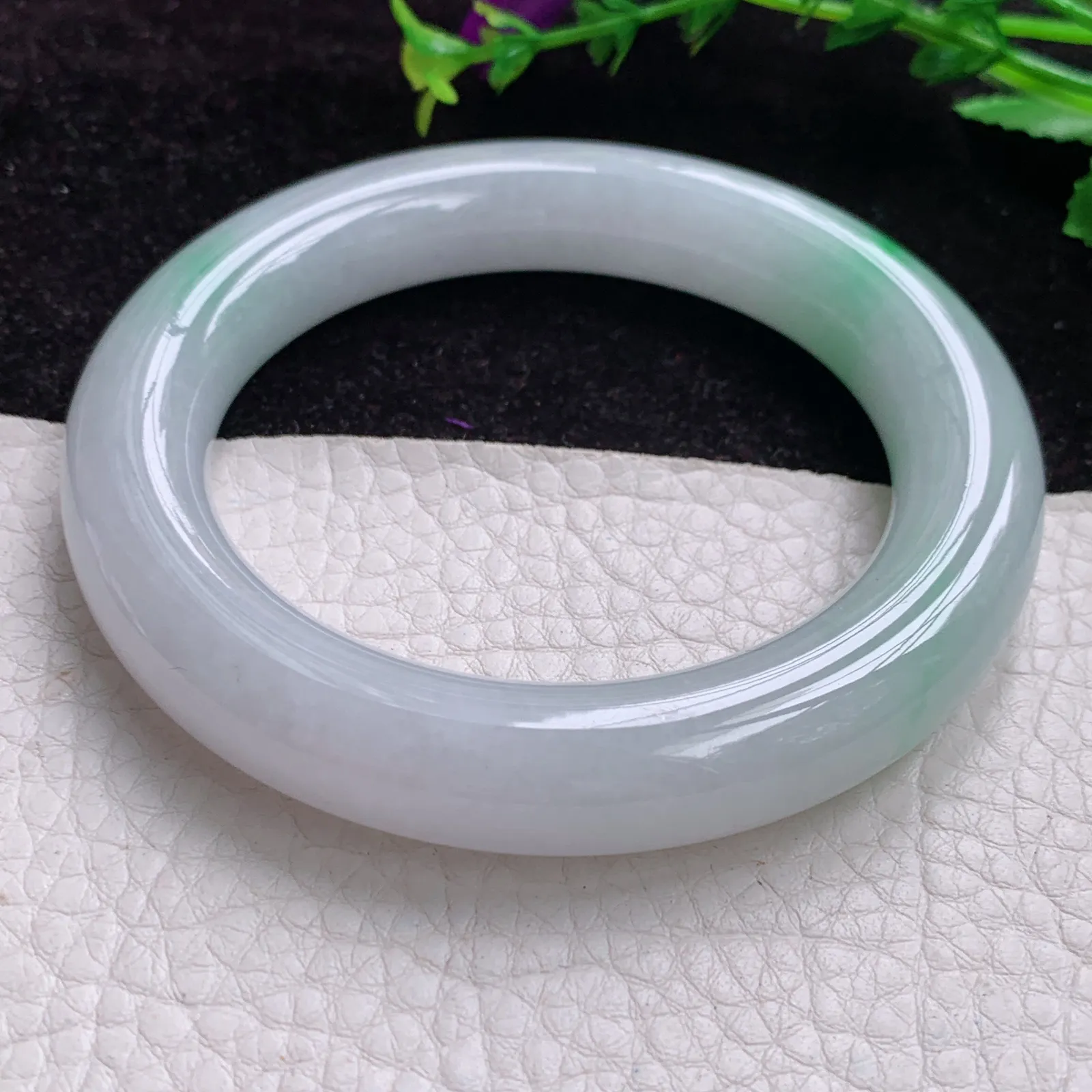 sza实拍 胖圆镯 56.8*12缅甸翡翠胶感飘绿花圆条翡翠玉手镯 美人镯