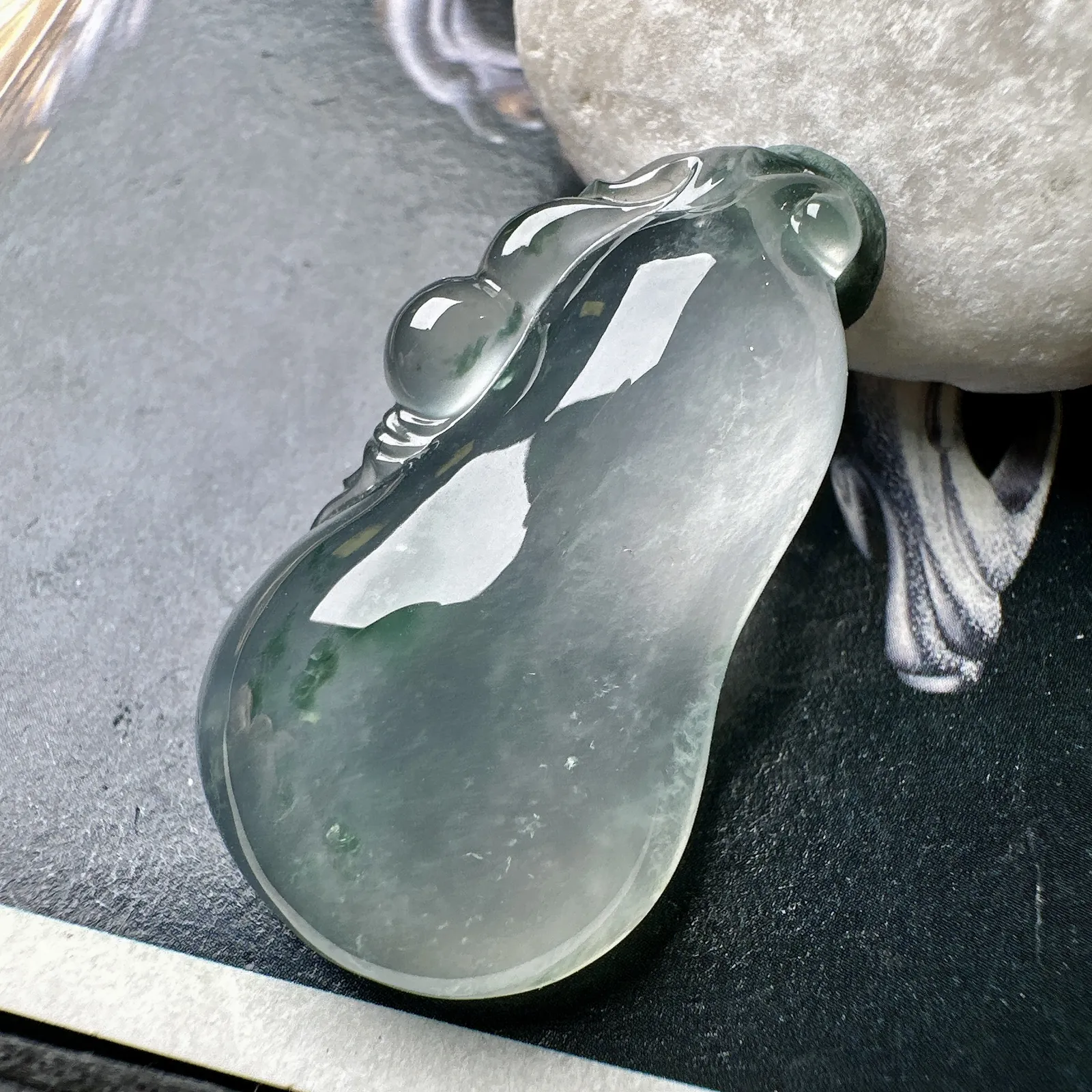 【玻璃种飘花葫芦吊坠】质地非常细腻，通透度很好，起刚起荧光