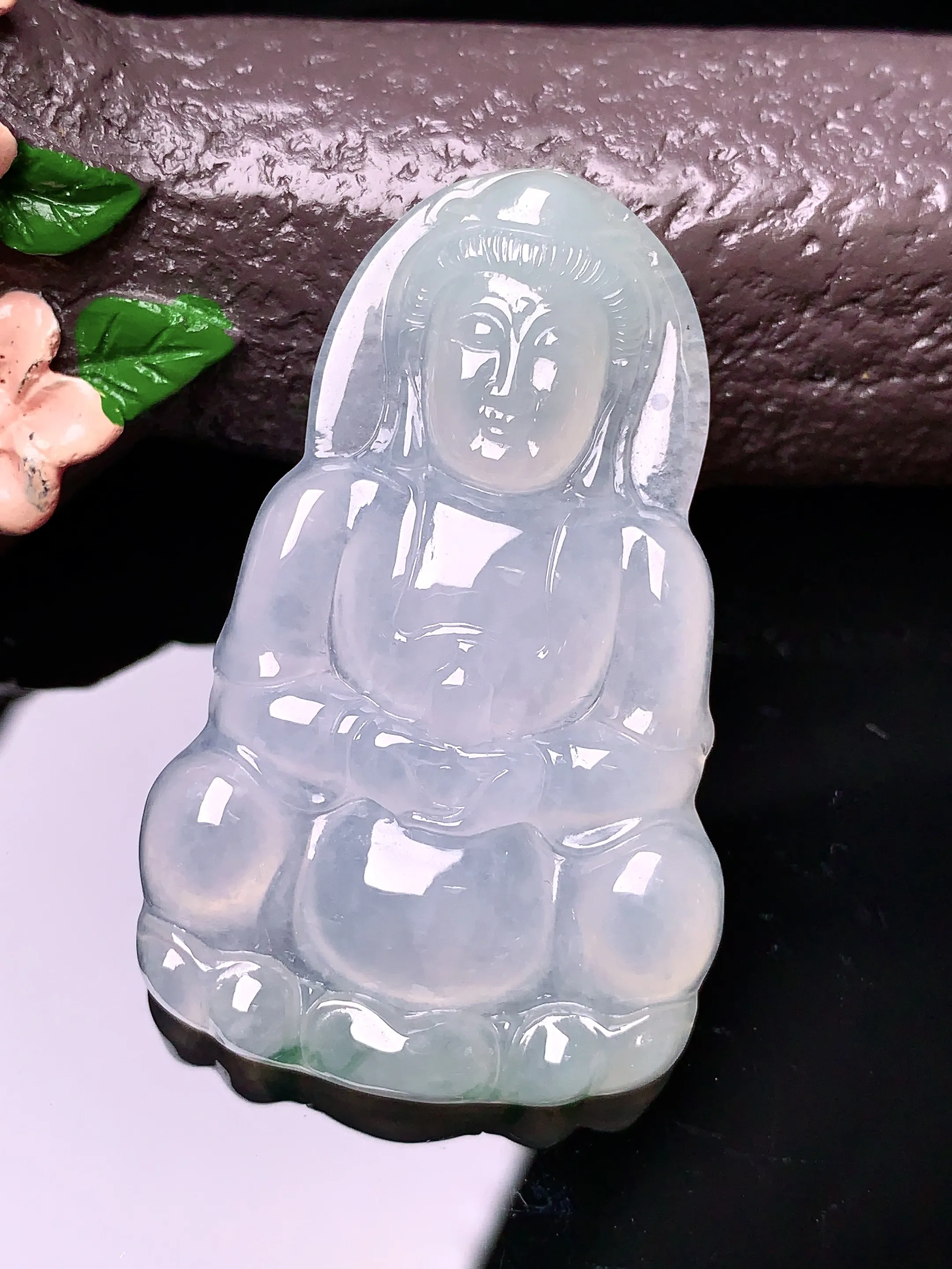 冰种飘绿观音菩萨吊坠 玉质细腻 色泽艳丽 整体尺寸49*30.8*5.8