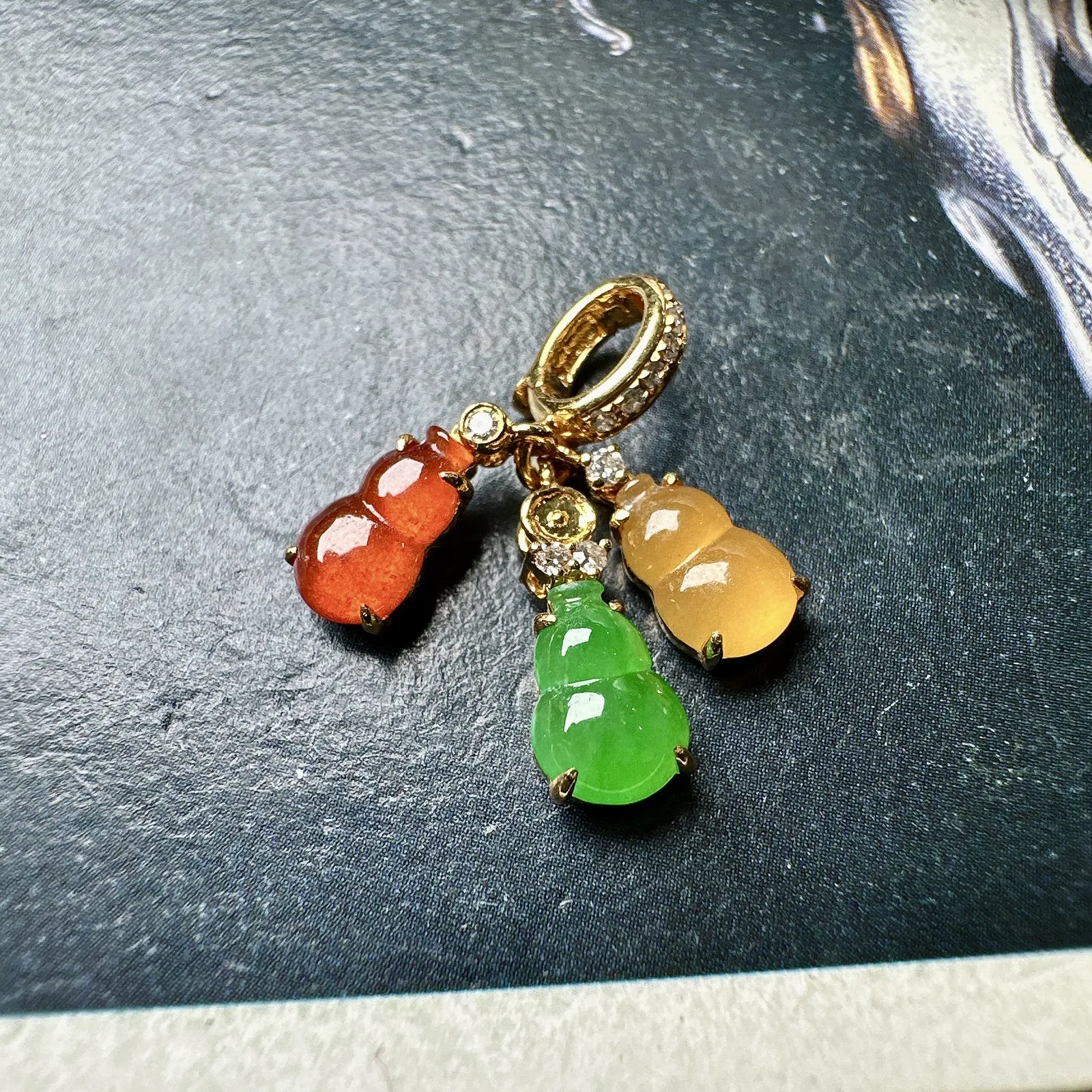 【冰种三彩葫芦小滴流】流行扣款，多种佩戴搭配，冰感十足，晶莹透亮，18K金钻镶嵌，其中一件裸石尺寸6.7*4.8*2.6毫米