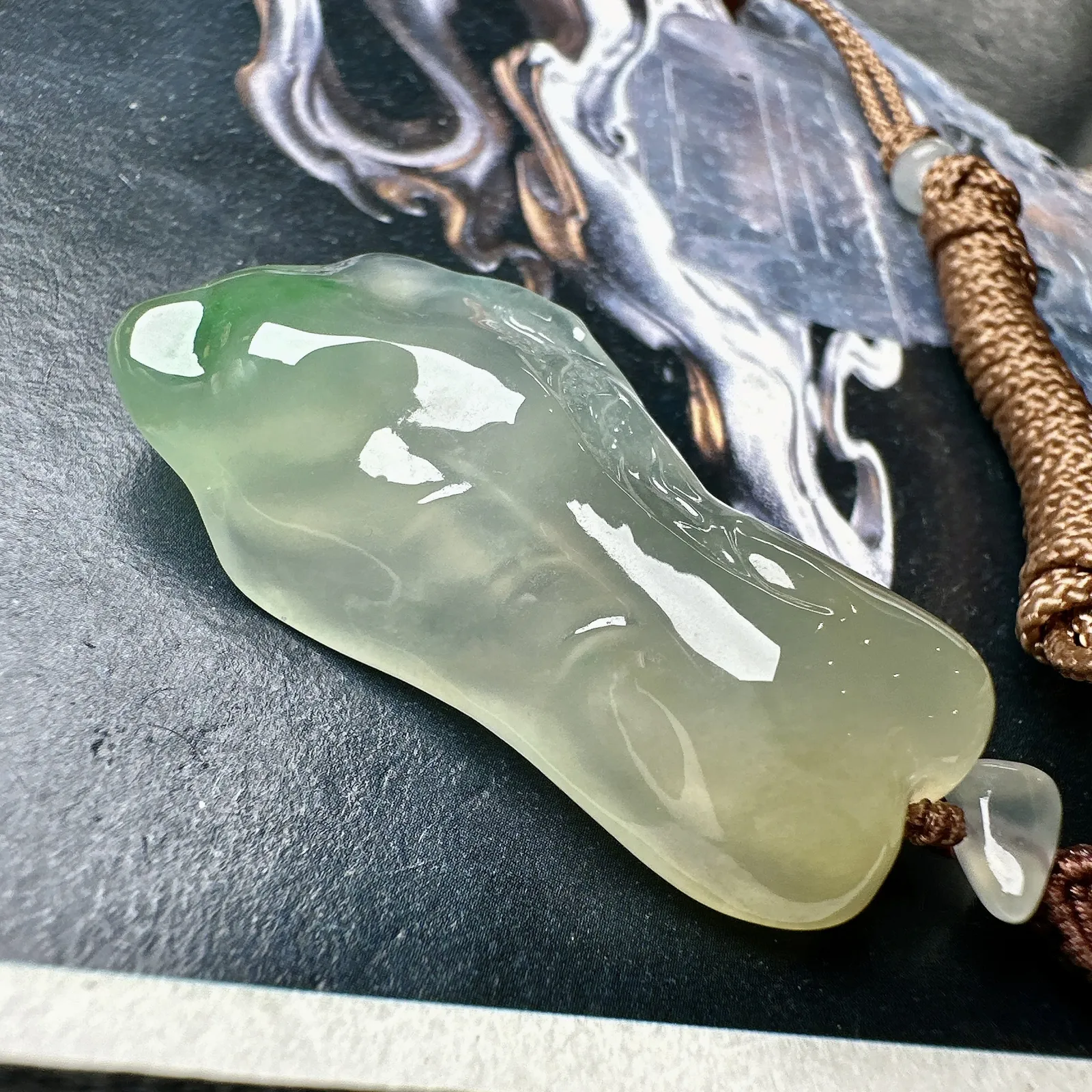 【冰种黄加绿随形白菜】特色件，招财神器，质地细腻，水润感好，雕琢非常精细
