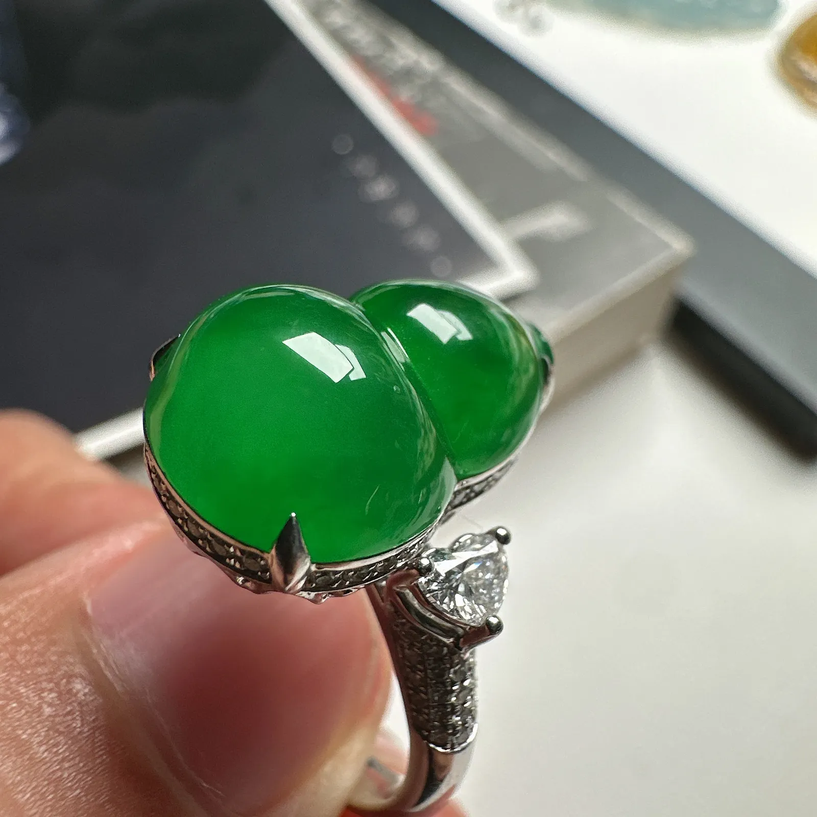 【满绿】浓阳绿满绿葫芦戒指吊坠，两用款，冰感十足，通透闪亮，难得的饱满度，葫芦稀缺，还请珍惜。
