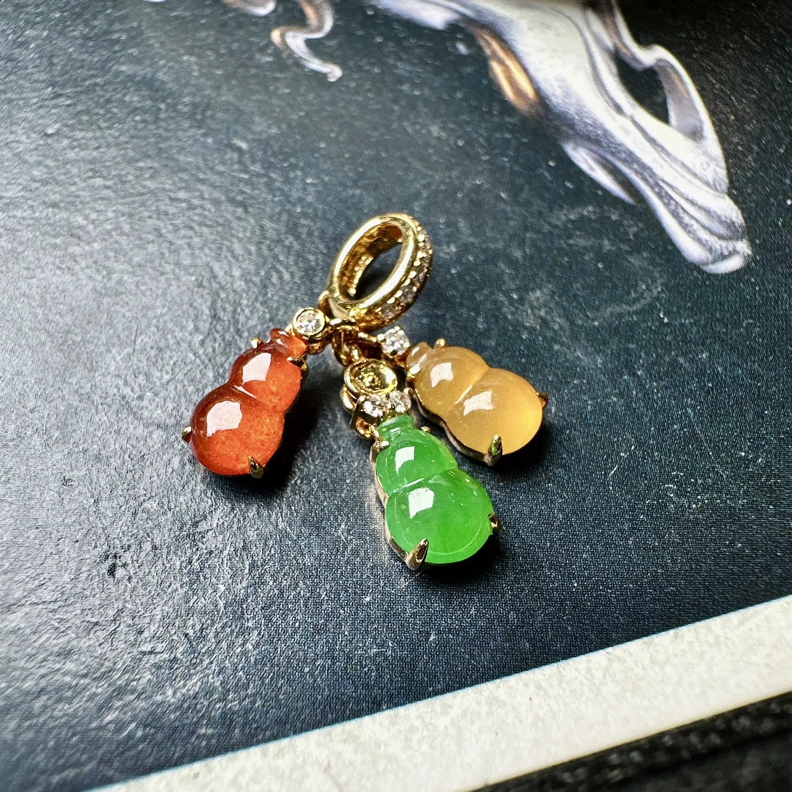 【冰种三彩葫芦小滴流】流行扣款，多种佩戴搭配，冰感十足，晶莹透亮，18K金钻镶嵌，其中一件裸石尺寸6.7*4.8*2.6毫米