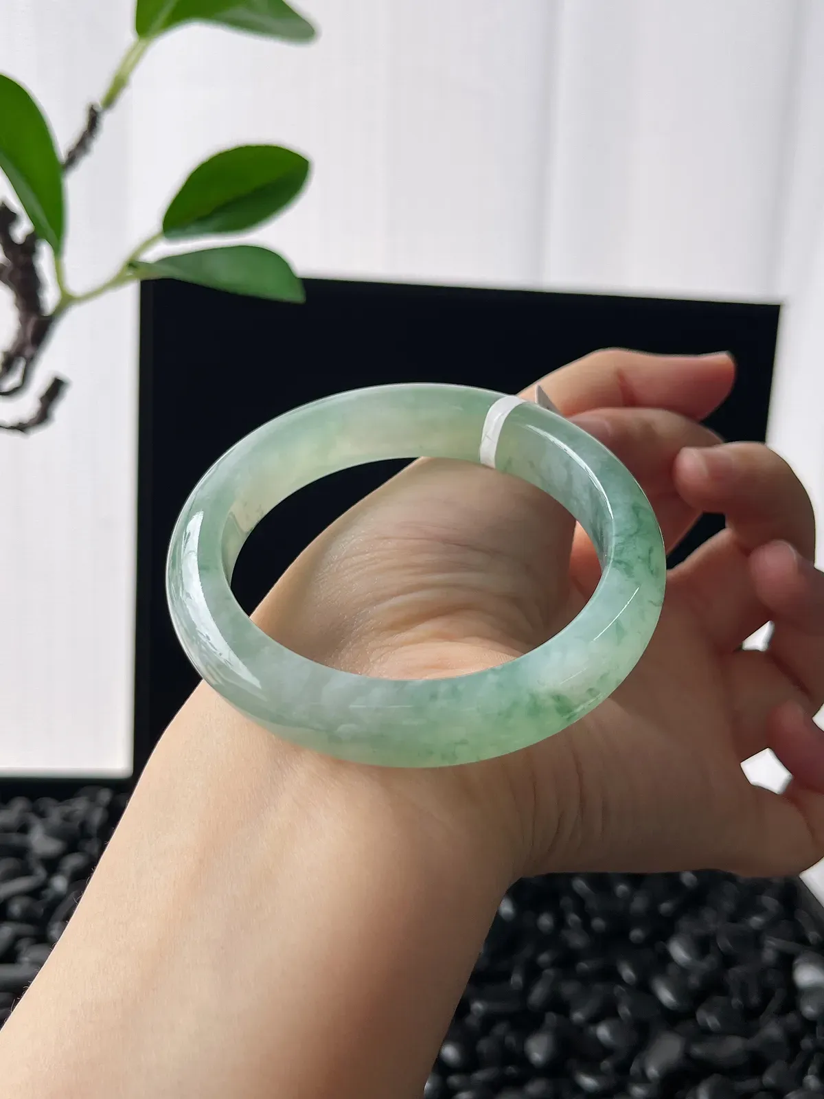 正圈54圈口，翡翠冰糯种飘绿手镯，飘花灵动
