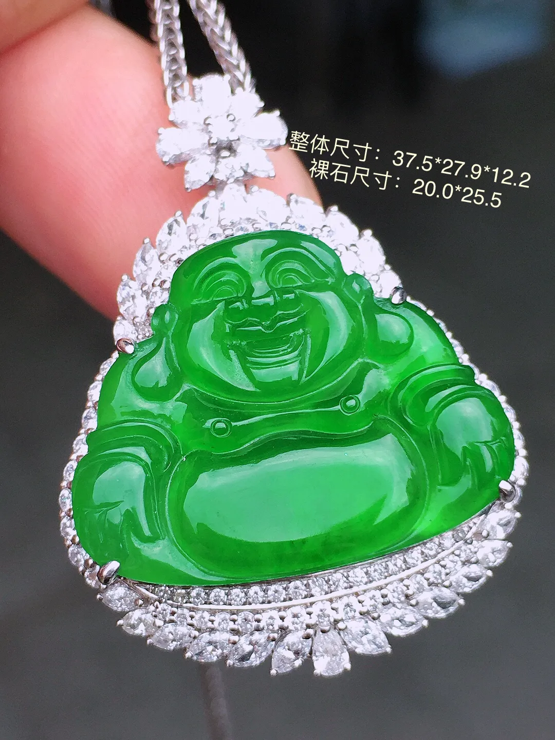 阳绿佛公吊坠，色泽均匀艳丽，玉质细腻，荧光感超
强，饱满水润，气质满满。18k
金豪华镶嵌