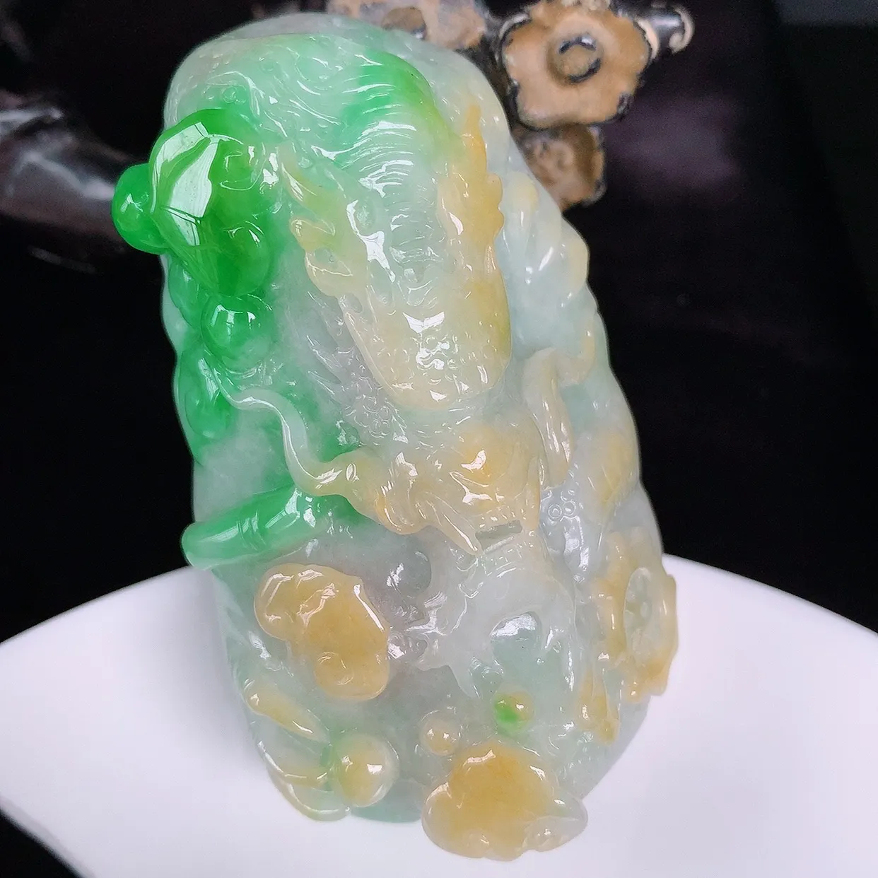 自然光实拍，大件厚装冰糯种双彩黄加绿翡翠精雕龙腾盛世、龙牌吊坠，种水好 雕工立体精致，佩戴霸气时尚！
