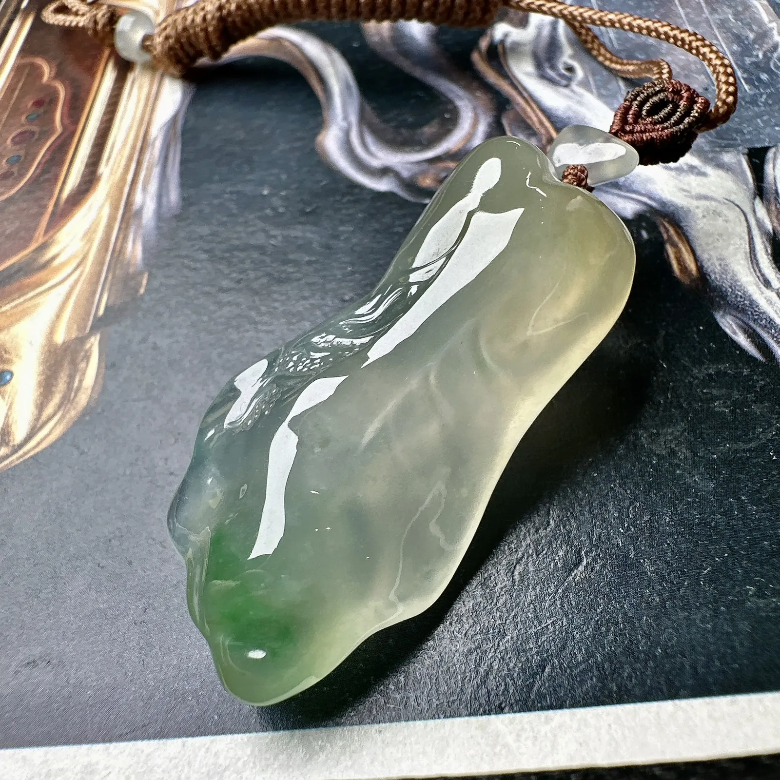 【冰种黄加绿随形白菜】特色件，招财神器，质地细腻，水润感好，雕琢非常精细