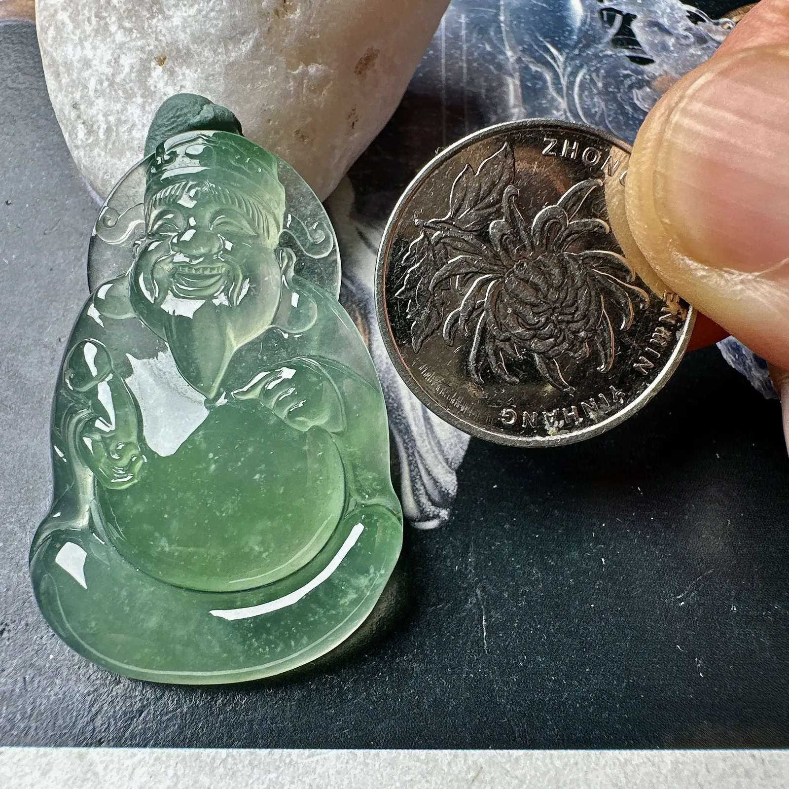 【冰种晴绿财神】质地细腻，通透度非常高，晶莹闪亮，凝碧一方，收藏佳品，实物更美，推荐入手。