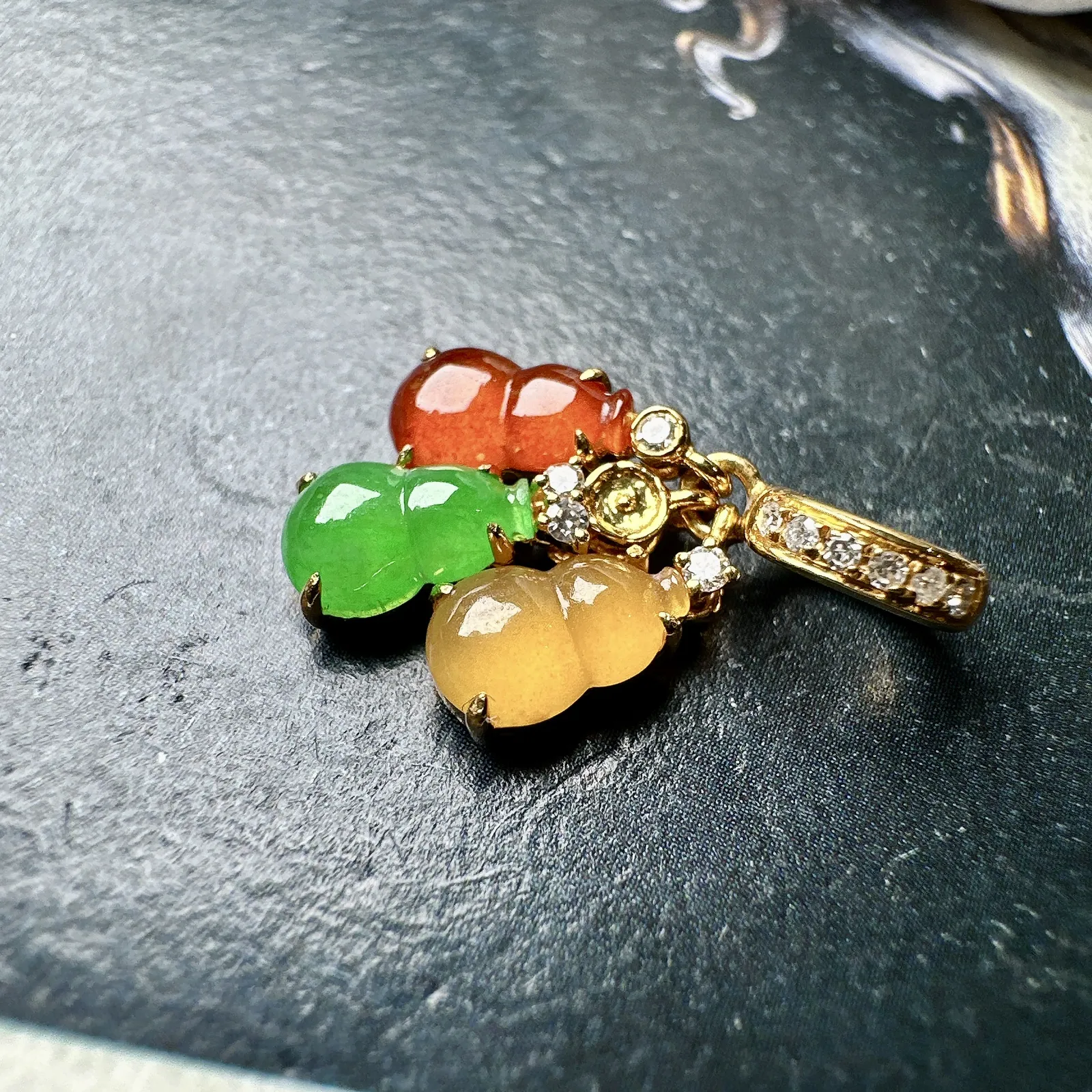 【冰种三彩葫芦小滴流】流行扣款，多种佩戴搭配，冰感十足，晶莹透亮，18K金钻镶嵌，其中一件裸石尺寸6.7*4.8*2.6毫米