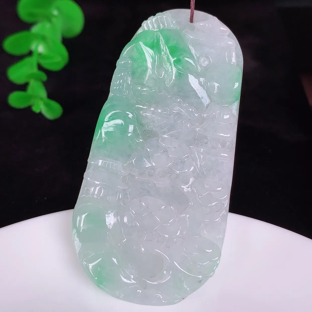 自然光实拍，大件冰润冰糯种飘阳绿翡翠山水牌吊坠，翡翠山水，立体生动形象，山水素材布局合理，意境感佳，佩戴上身效果更高贵 #46.17