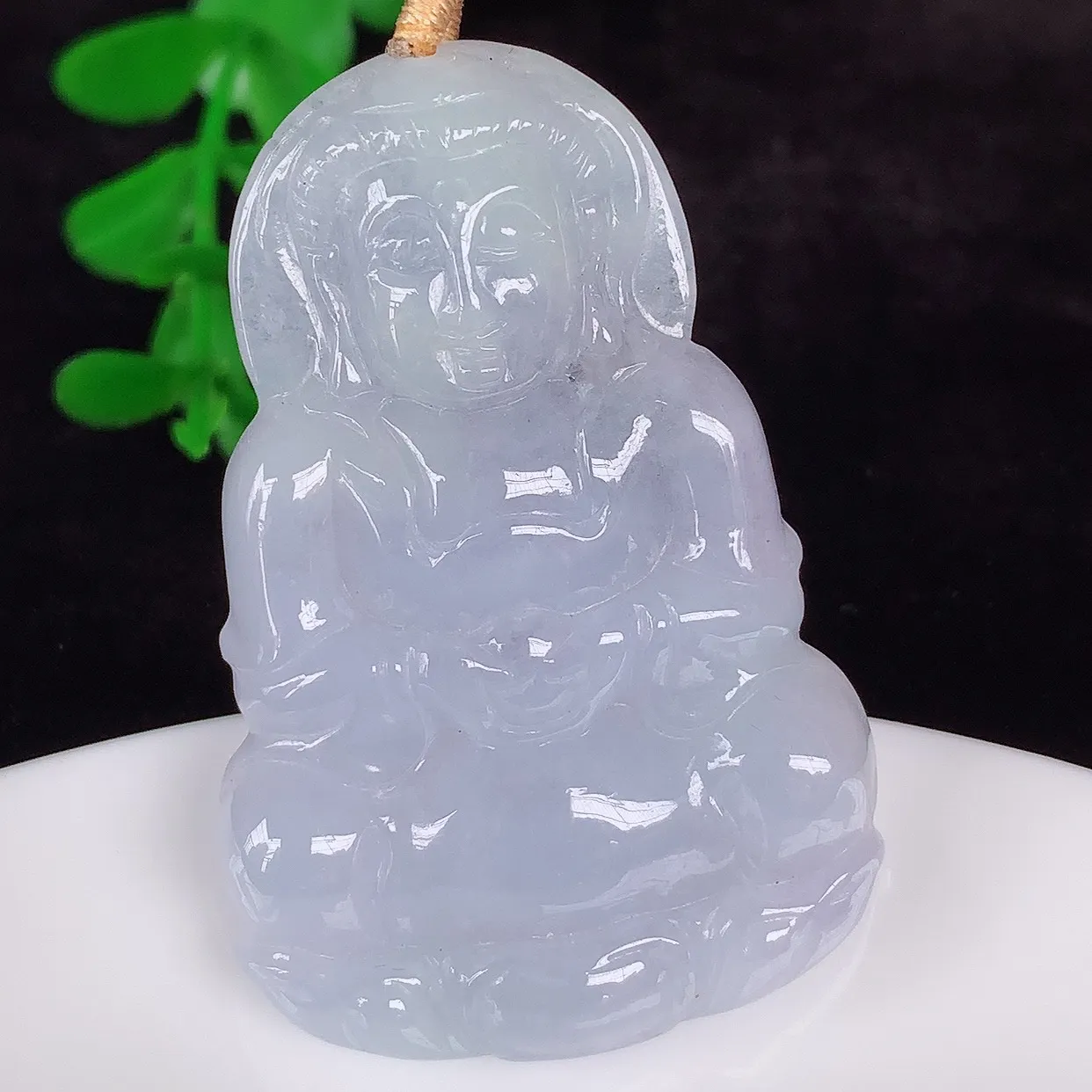 自然光实拍，冰糯种紫罗兰翡翠观音吊坠，赐福翡翠观音，翠色迷人，观音面相端庄，佩戴时尚出众！#35.17