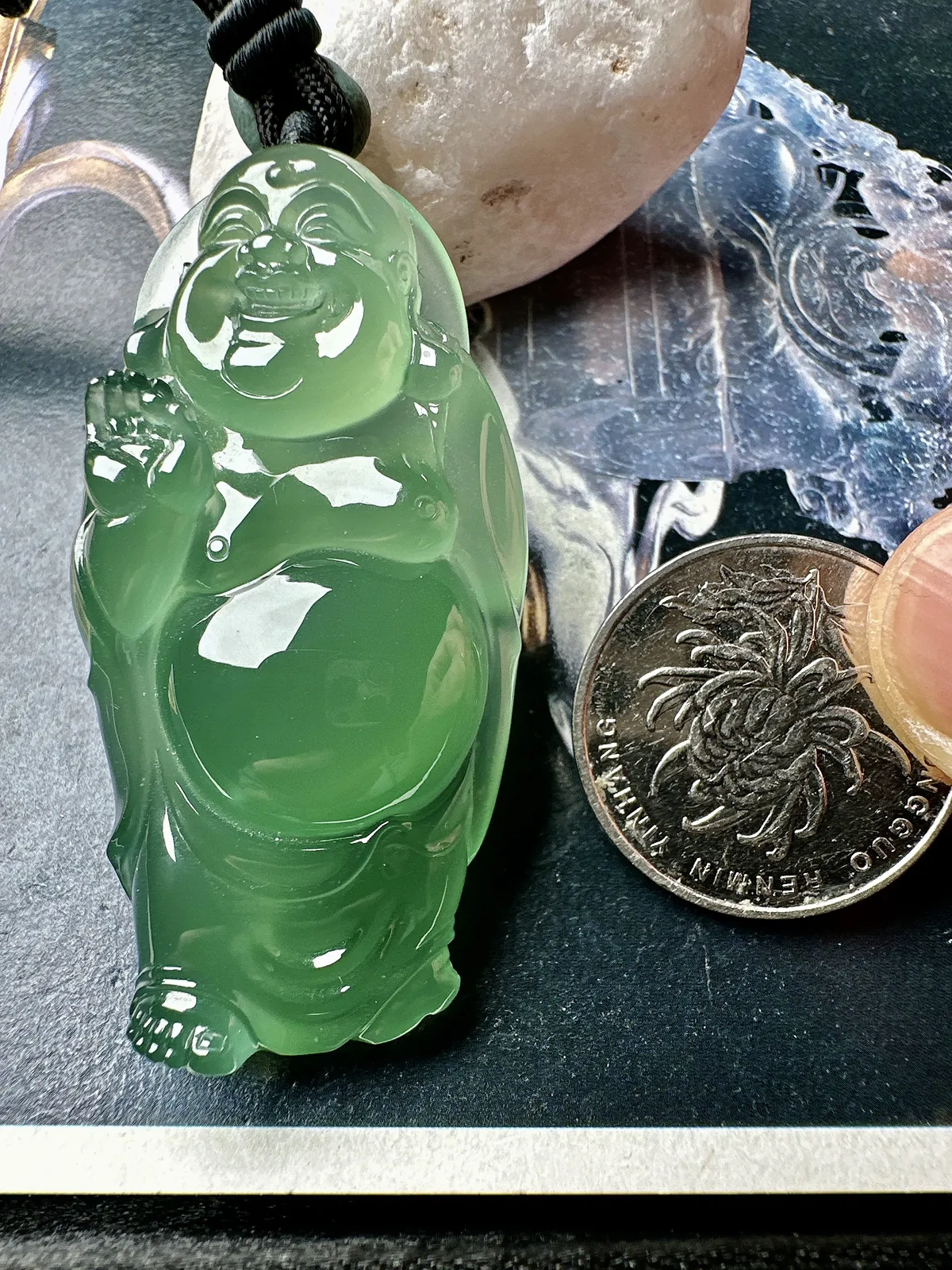 【玻璃种晴绿布袋佛】种水非常不错，冰润通透，细腻起强胶感，品质上佳。雕工精细生动，形态自然。色泽清新素雅，品相上乘，种水色俱佳，很适合收藏佩戴，推荐入手。