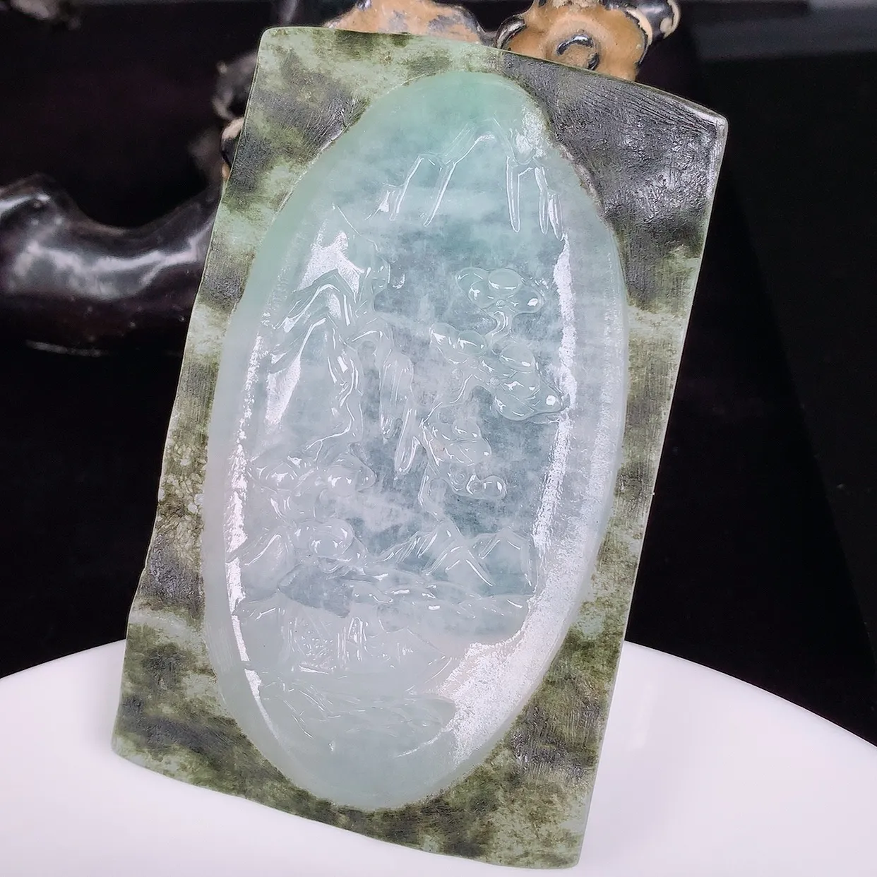 自然光实拍，大件冰润冰飘绿翡翠山水牌吊坠，翡翠山水，立体生动形象，山水素材布局合理，意境感佳，佩戴上身效果更高贵 #60.17