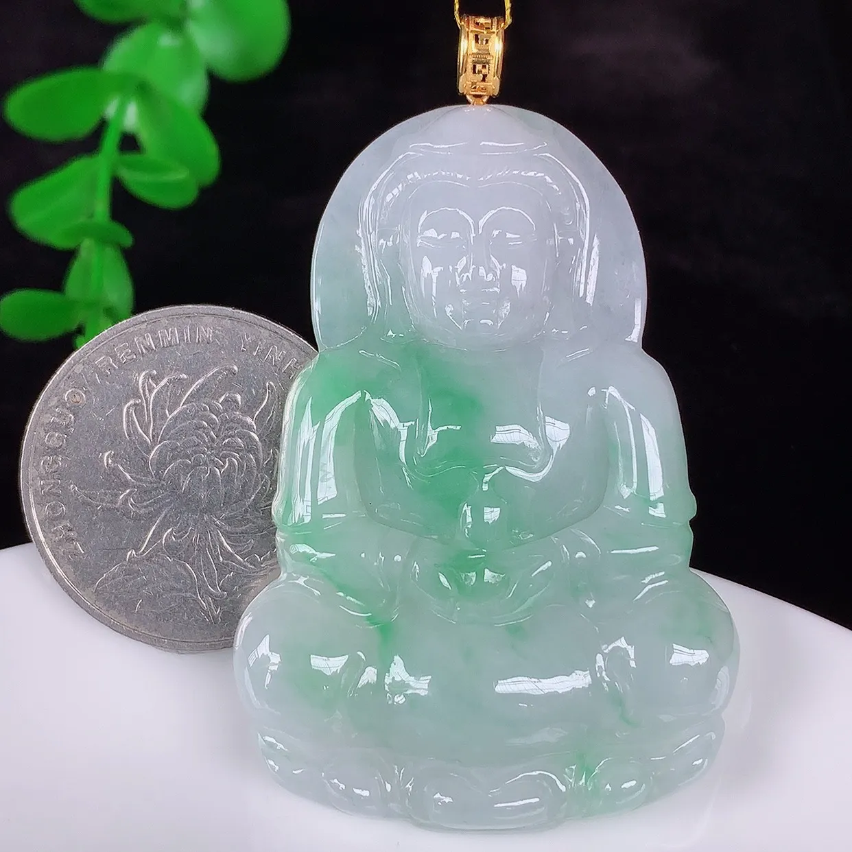 自然光实拍，18K金镶嵌冰糯种飘绿翡翠观音吊坠，赐福翡翠观音，翠色迷人，观音面相端庄，佩戴时尚出众！#35.17整体56*裸石50*34.5*5.6