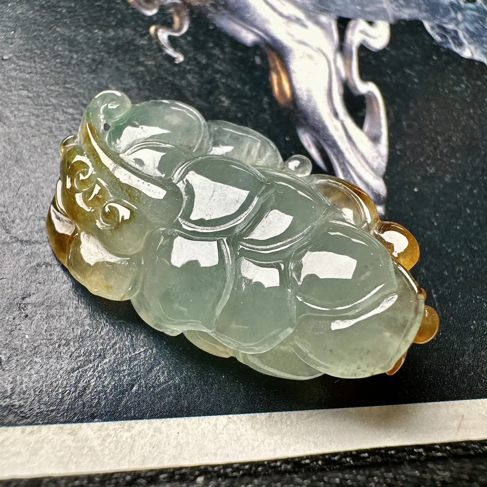 【冰种黄加绿财运亨通】特色件，多种元素雕刻招财神器，质地细腻，水润感好，雕琢非常精细