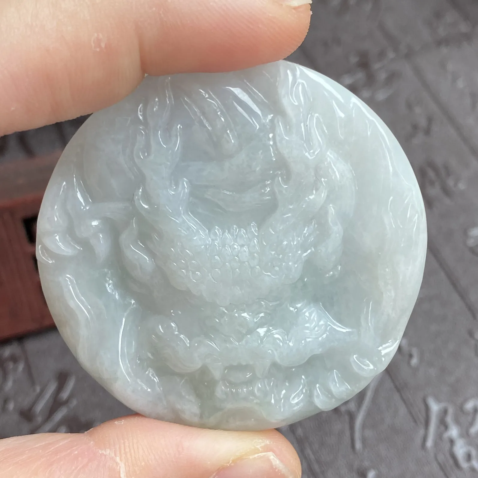 推荐【57圈淡春冰糯镯】淡淡的紫气发货淡淡的绿，种水好，带点冰感，石头天然形成过程中的石头纹理某个角度可见，无裂，不介意超值～～送镯心料龙牌
