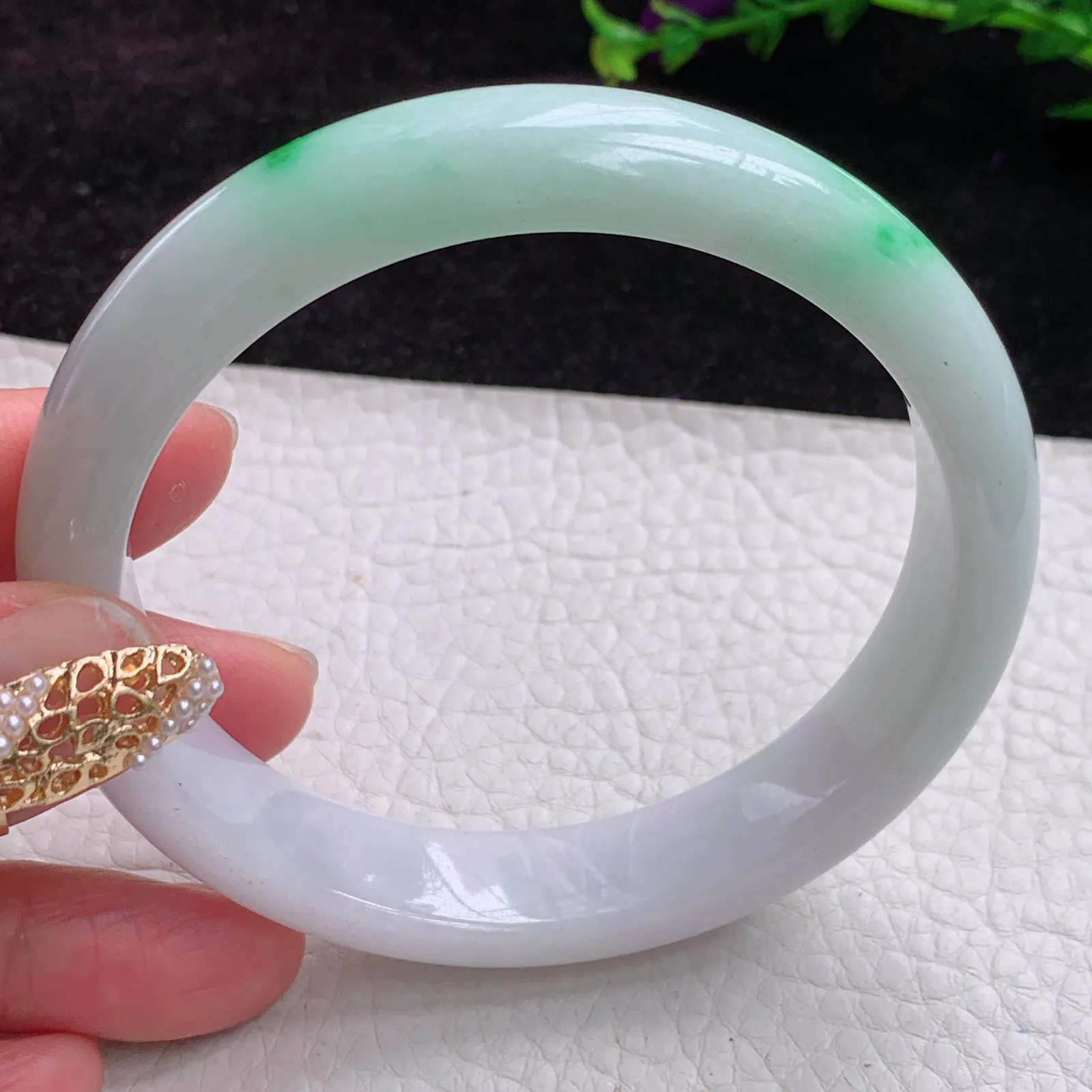 blm实拍 大圈口63*13*8缅甸翡翠胶感飘阳绿大气气百搭正圈翡翠玉手镯 平安镯