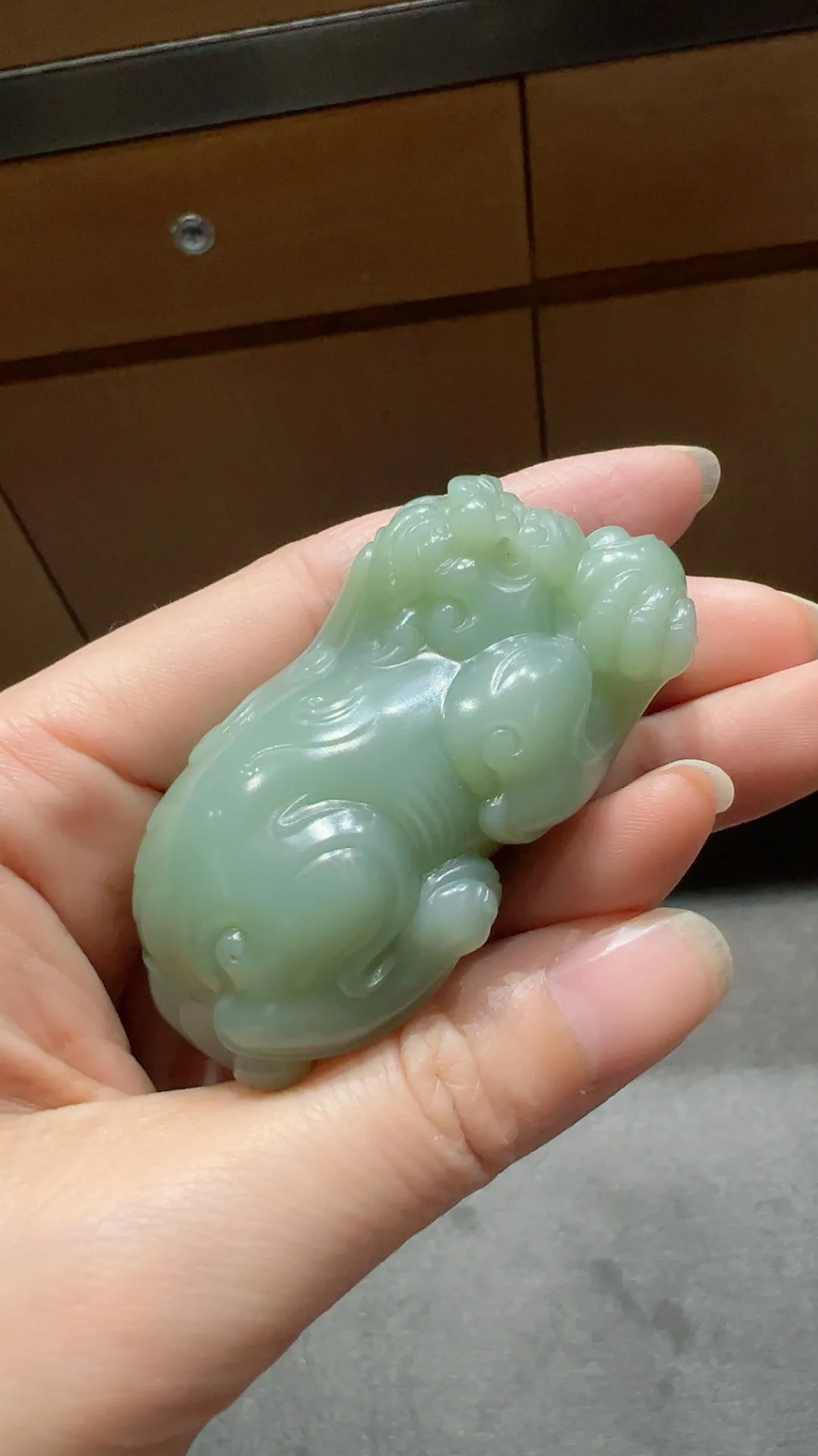 碧玉粉青貔貅｜过灯品质

重90克 尺寸63*34*28m m