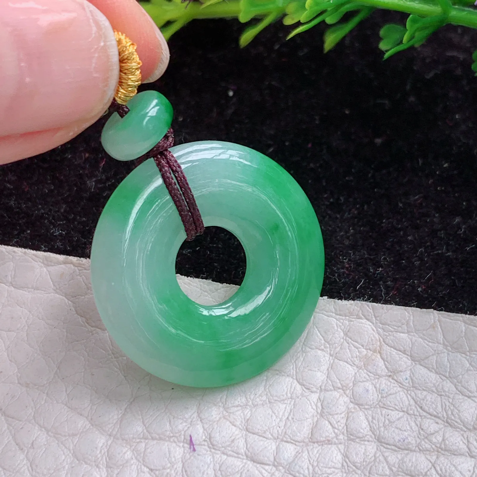 lz实拍25*3.7缅甸A货翡翠飘绿胶感甜甜圈 玉甜甜圈玉吊坠 玉挂件