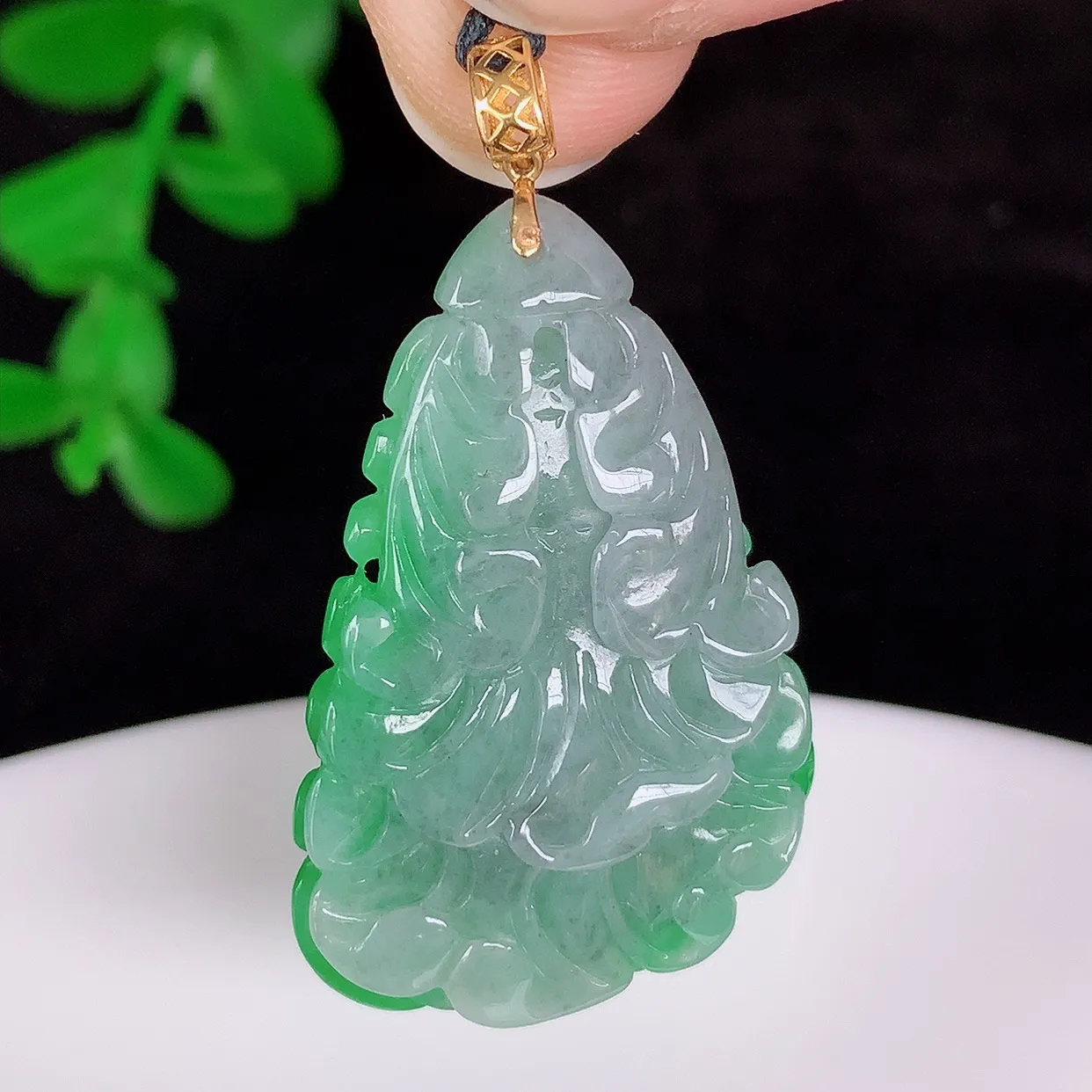 自然光实拍，18K金镶嵌冰润冰糯种飘阳绿翡翠招百财白菜吊坠，百财聚来，财源滚滚，色泽鲜艳，精工水润的白菜，性价比高！#1.17整体35.6*裸石29.6*20*8.5