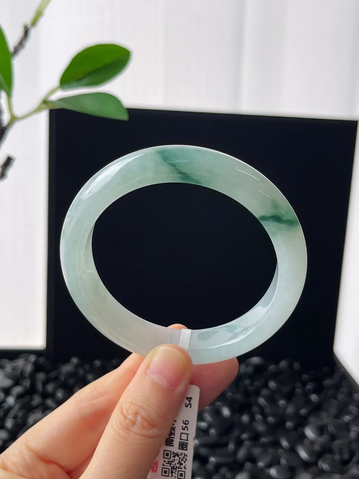 正圈56圈口，翡翠冰糯种飘绿手镯