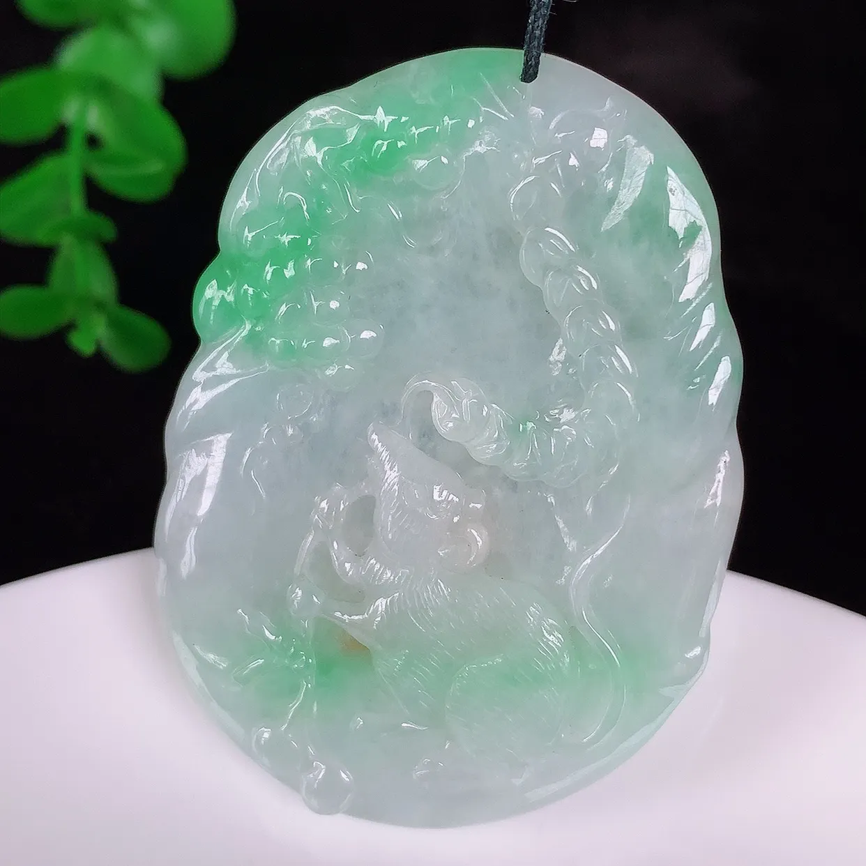自然光实拍，冰润冰糯种飘绿翡翠生肖鼠吊坠，种老水足，翠色灵动，寓意美好，佩戴时尚出众！#36.17