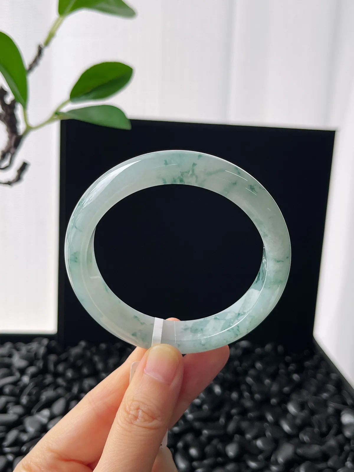 正圈57圈口，翡翠冰糯种飘绿手镯，飘花灵动