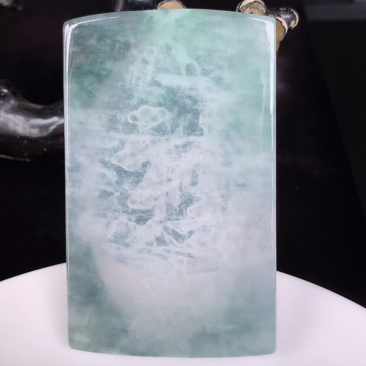 自然光实拍，大件冰润冰飘绿翡翠山水牌吊坠，翡翠山水，立体生动形象，山水素材布局合理，意境感佳，佩戴上身效果更高贵 #60.17