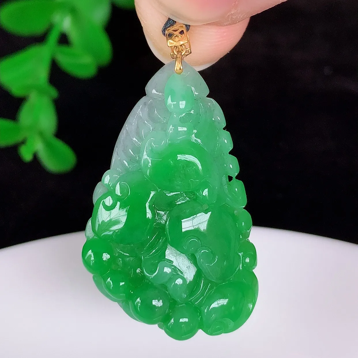 自然光实拍，18K金镶嵌冰润冰糯种飘阳绿翡翠招百财白菜吊坠，百财聚来，财源滚滚，色泽鲜艳，精工水润的白菜，性价比高！#1.17整体35.6*裸石29.6*20*8.5