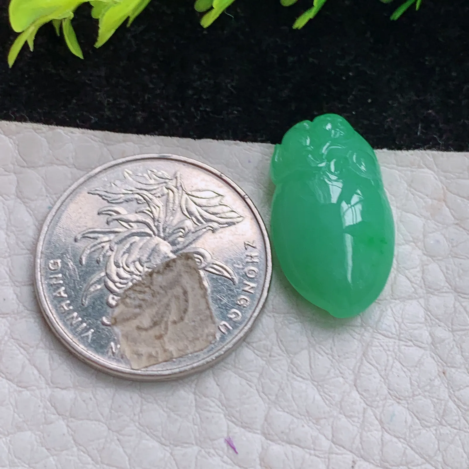 lz实拍22*13*7.2缅甸A货翡翠满绿冰胶饱满灵猴抱寿桃 生肖玉猴子玉吊坠 玉挂件