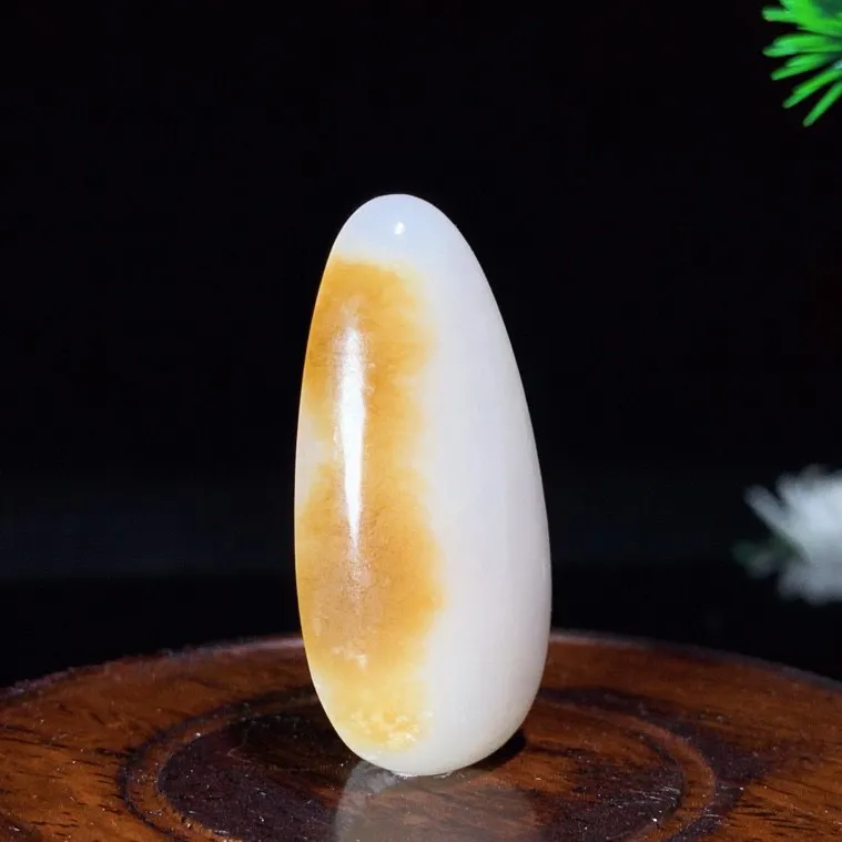 新疆且末糖水滴挂件。尺寸46/22/9重14克。白度一级。玉质细腻油润。手推出油。佩戴高端典雅。ltz250517