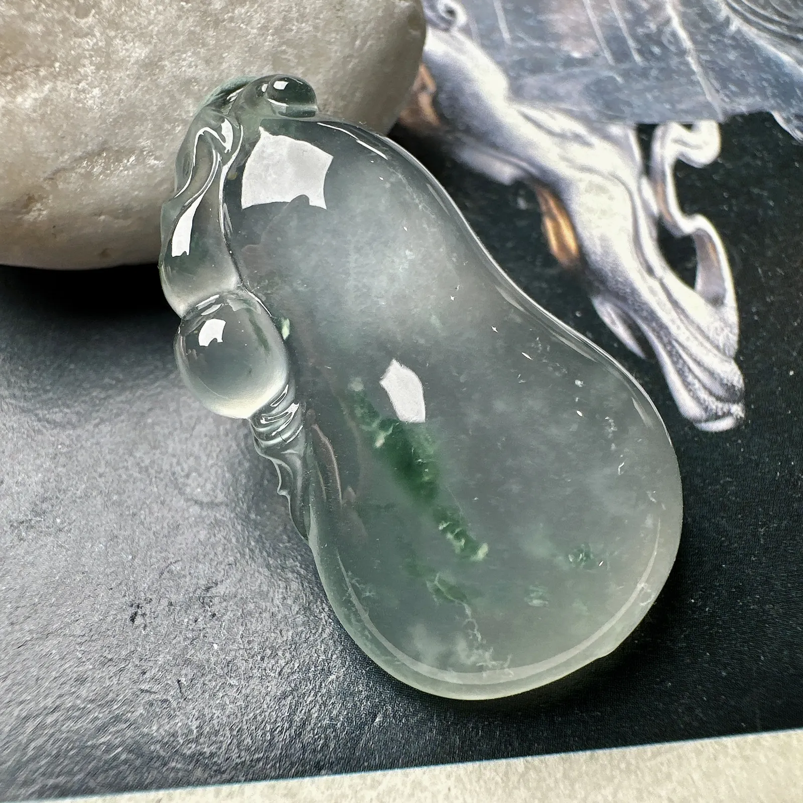 【玻璃种飘花葫芦吊坠】质地非常细腻，通透度很好，起刚起荧光