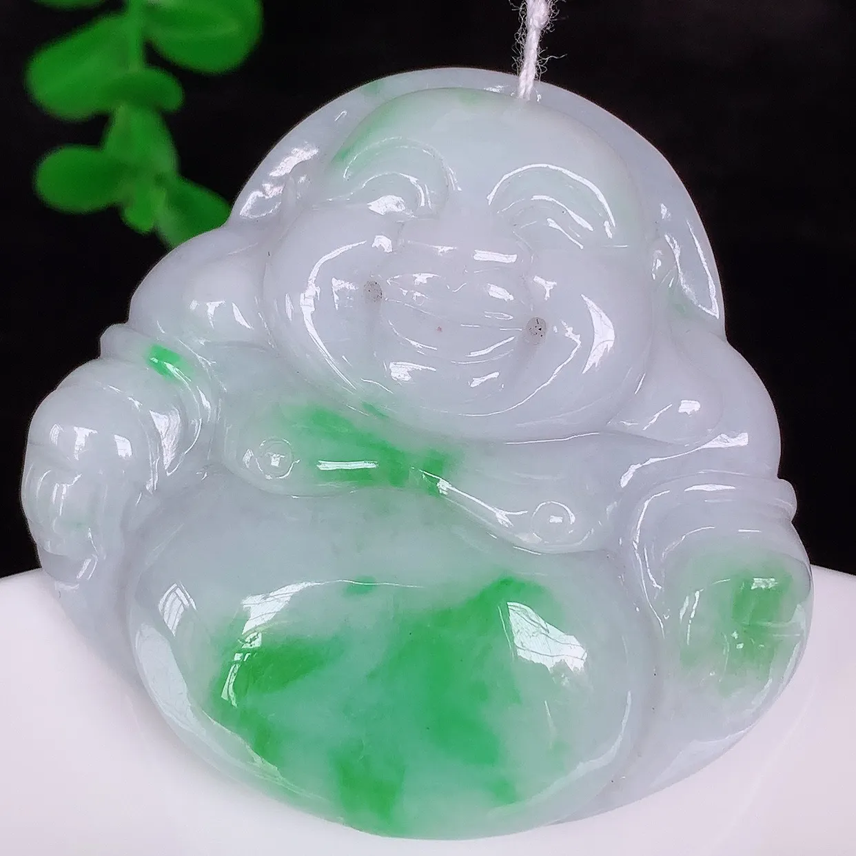 自然光实拍，大件厚装冰润冰糯种飘阳绿翡翠佛公吊坠，饱满， 佛公亦保平安，寓意有福（佛公）相伴，配戴优雅迷人！#46.17