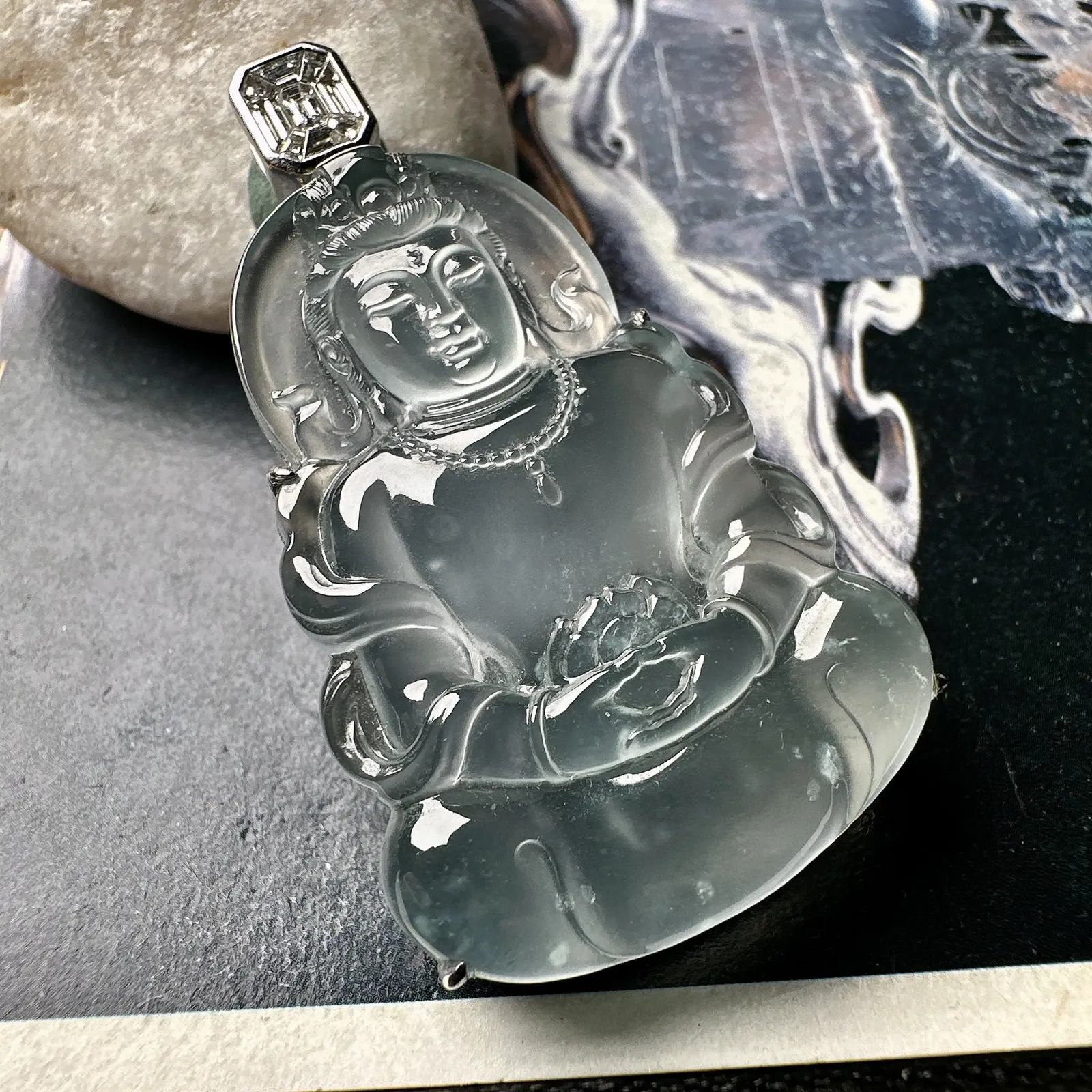 【玻璃种小观音】玻璃光泽，晶莹剔透，冰感十足，通透闪亮，18k金钻镶嵌，裸石尺寸39.2*26.8*