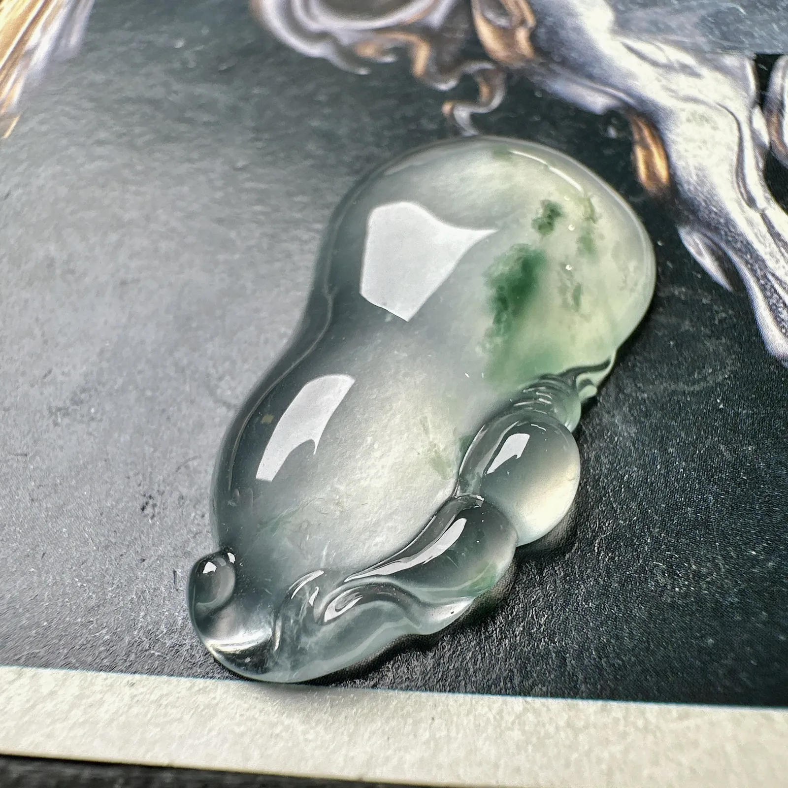 【玻璃种飘花葫芦吊坠】质地非常细腻，通透度很好，起刚起荧光