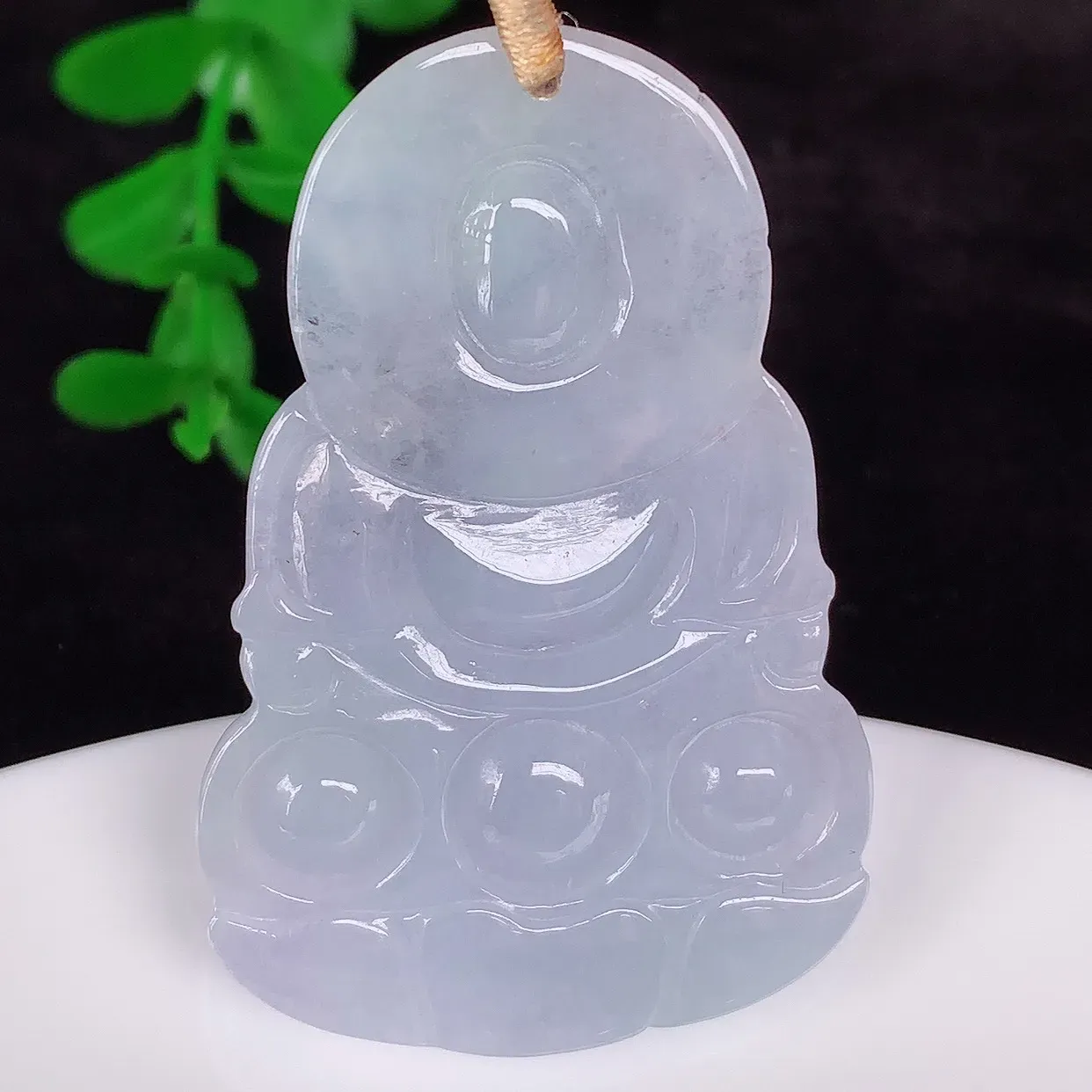 自然光实拍，冰糯种紫罗兰翡翠观音吊坠，赐福翡翠观音，翠色迷人，观音面相端庄，佩戴时尚出众！#35.17