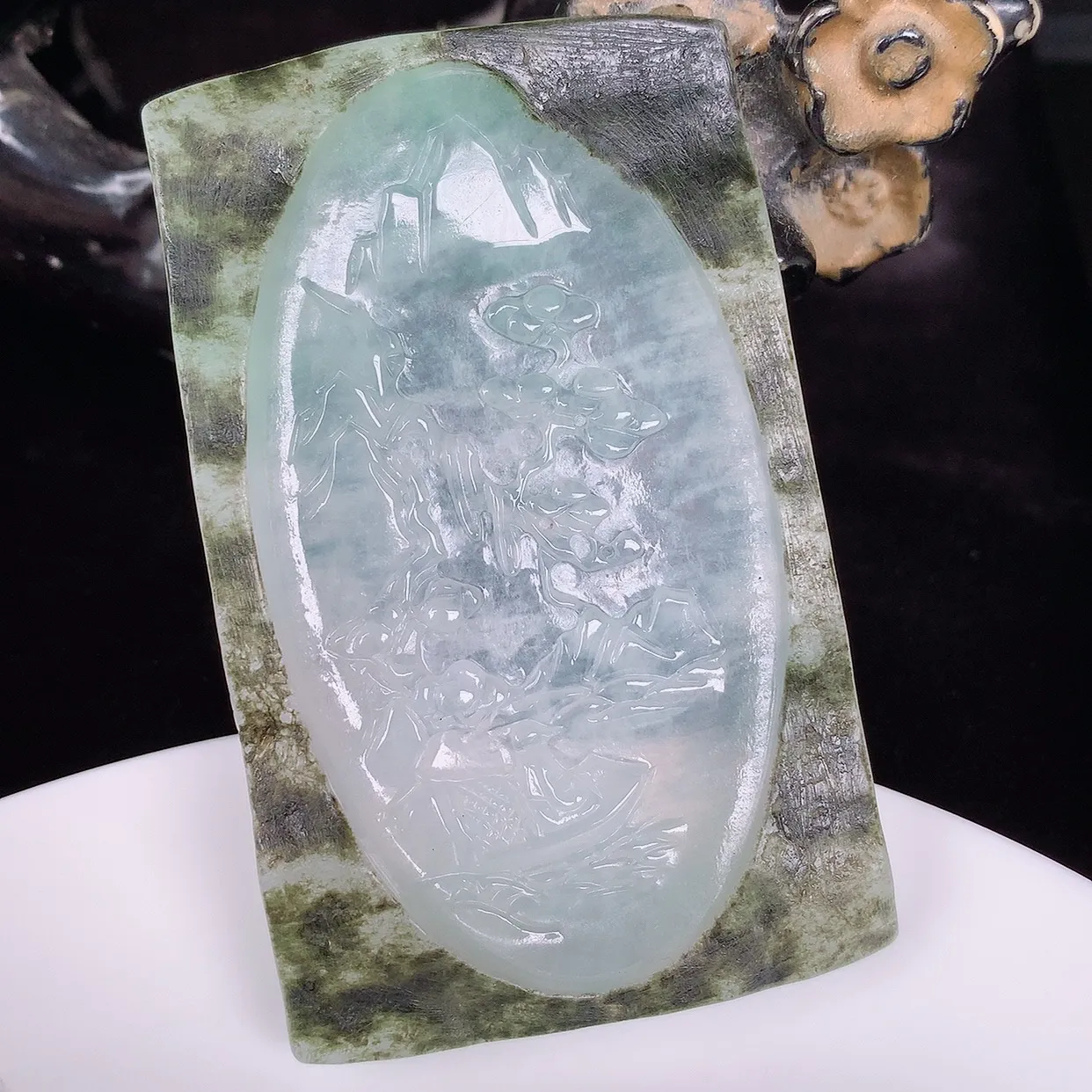 自然光实拍，大件冰润冰飘绿翡翠山水牌吊坠，翡翠山水，立体生动形象，山水素材布局合理，意境感佳，佩戴上身效果更高贵 #60.17