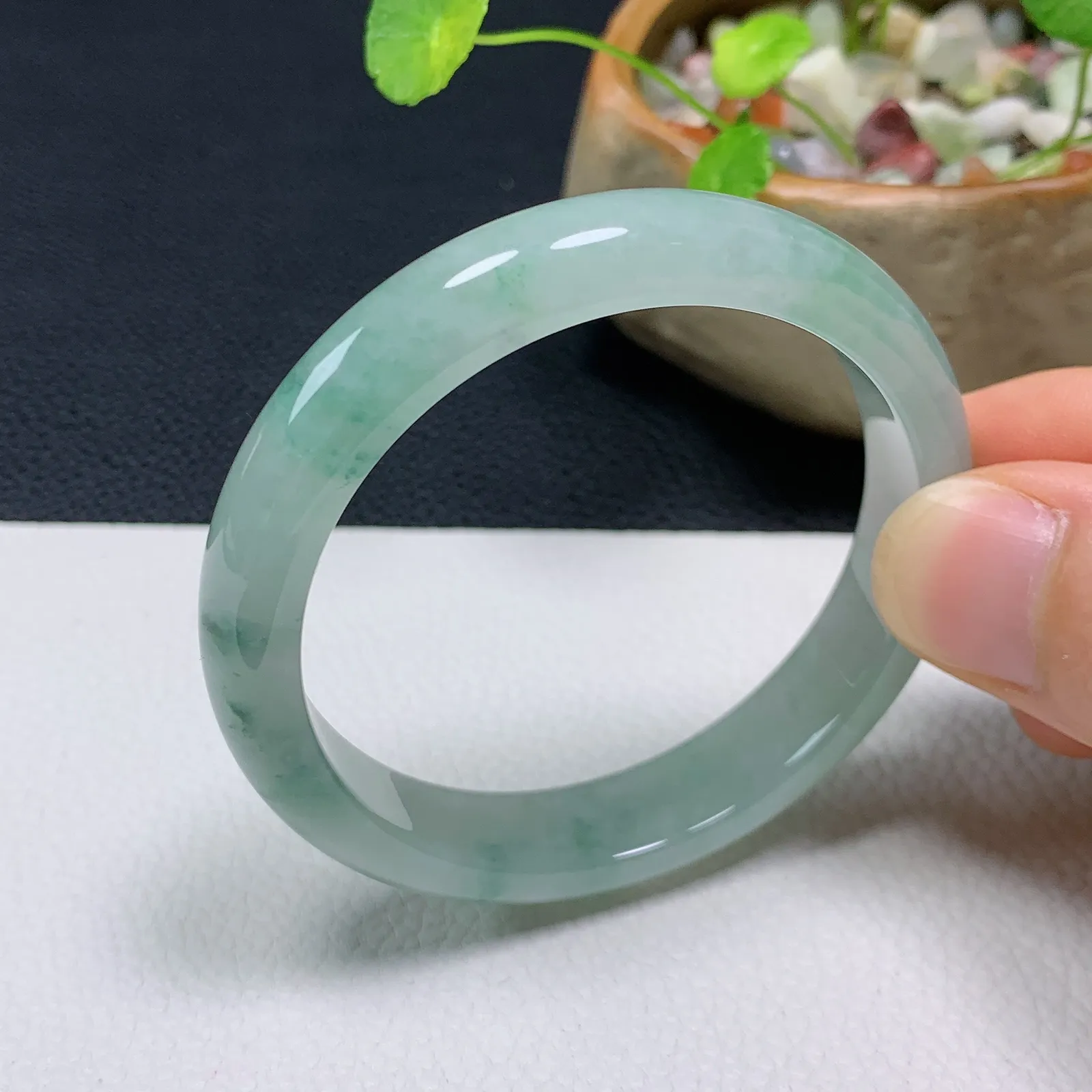 天然翡翠圈口52-53老坑飘花手镯 玉质细腻 种水好 尺寸：52.9-11-6.8mm  M22