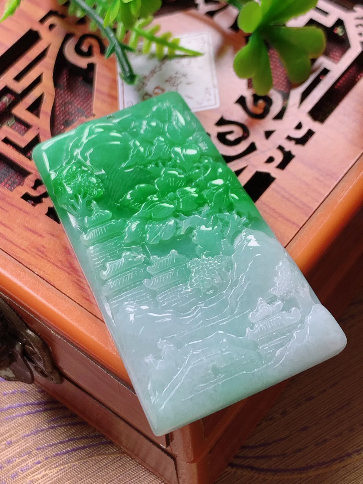 精品推荐，缅甸天然A货翡翠，飘阳绿山水牌吊坠，种水好，颜色鲜艳，玉质水润细腻，工艺精湛，佩戴效果更佳