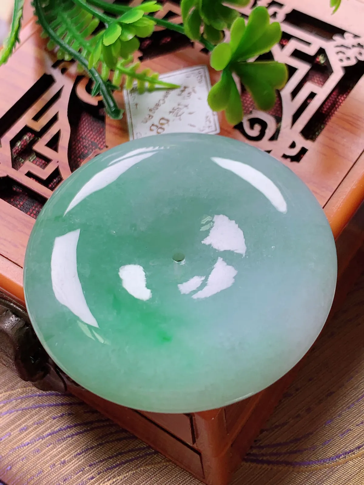 精品推荐，缅甸天然A货翡翠，飘绿大件厚装平安扣面包扣吊坠，种水好，颜色鲜艳，玉质水润细腻，工艺精湛，佩戴效果更佳。