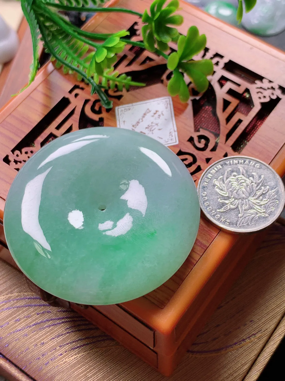 精品推荐，缅甸天然A货翡翠，飘绿大件厚装平安扣面包扣吊坠，种水好，颜色鲜艳，玉质水润细腻，工艺精湛，佩戴效果更佳。