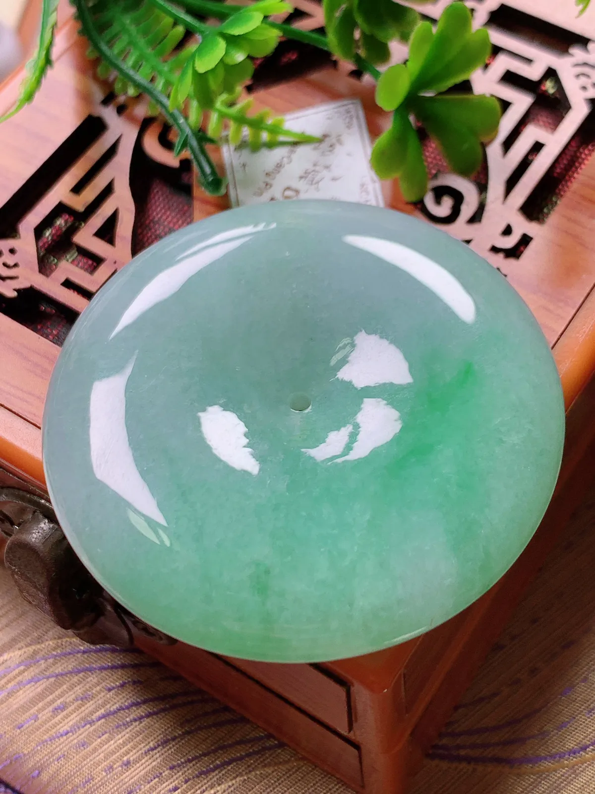 精品推荐，缅甸天然A货翡翠，飘绿大件厚装平安扣面包扣吊坠，种水好，颜色鲜艳，玉质水润细腻，工艺精湛，