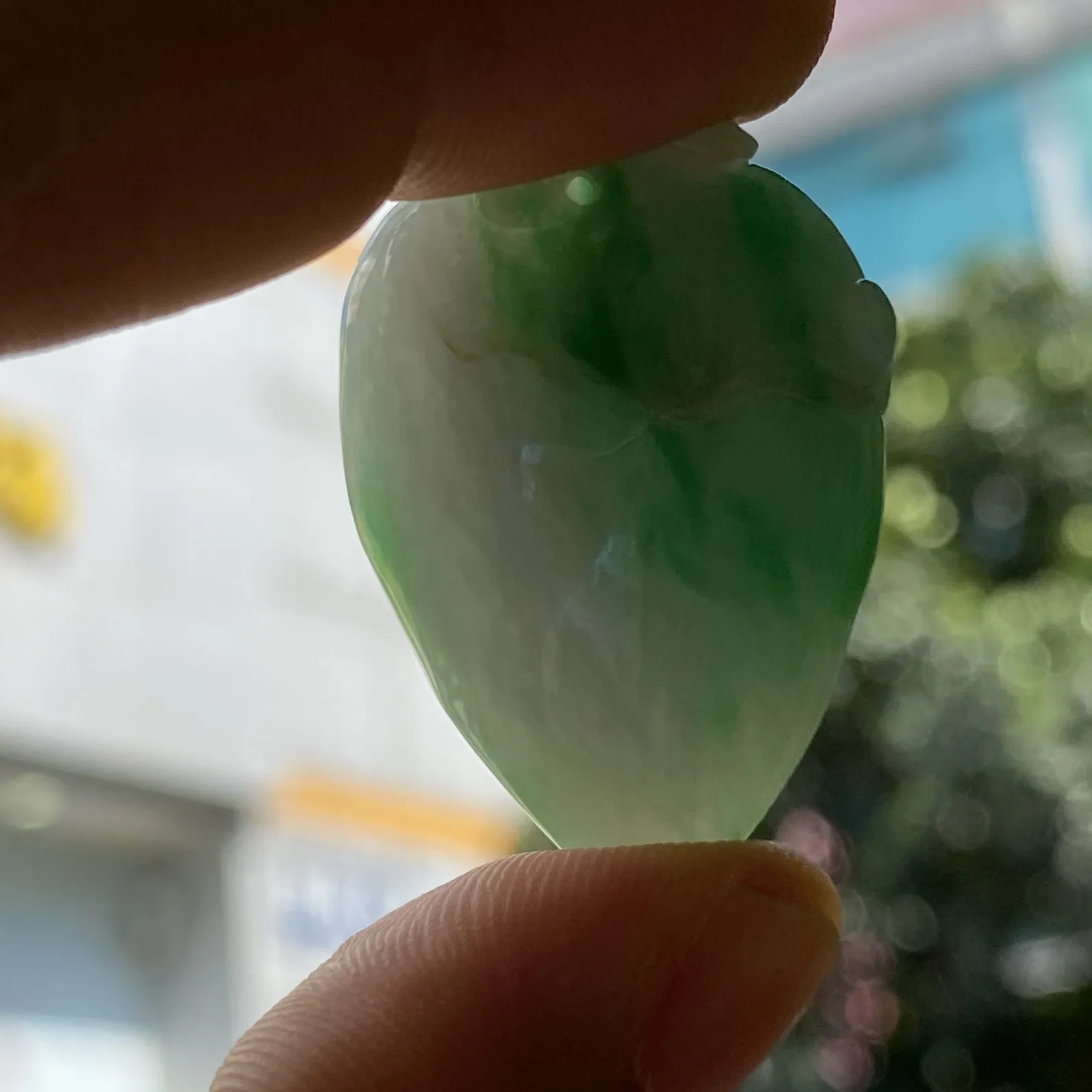 推荐【飘阳绿桃】厚装，一整个圆滚滚的，俏皮绿，品相佳～背面带点黄翡色根，避色根雕，34*23.6*16.5