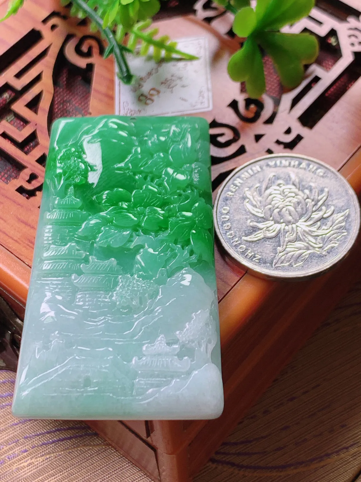 精品推荐，缅甸天然A货翡翠，飘阳绿山水牌吊坠，种水好，颜色鲜艳，玉质水润细腻，工艺精湛，佩戴效果更佳。
