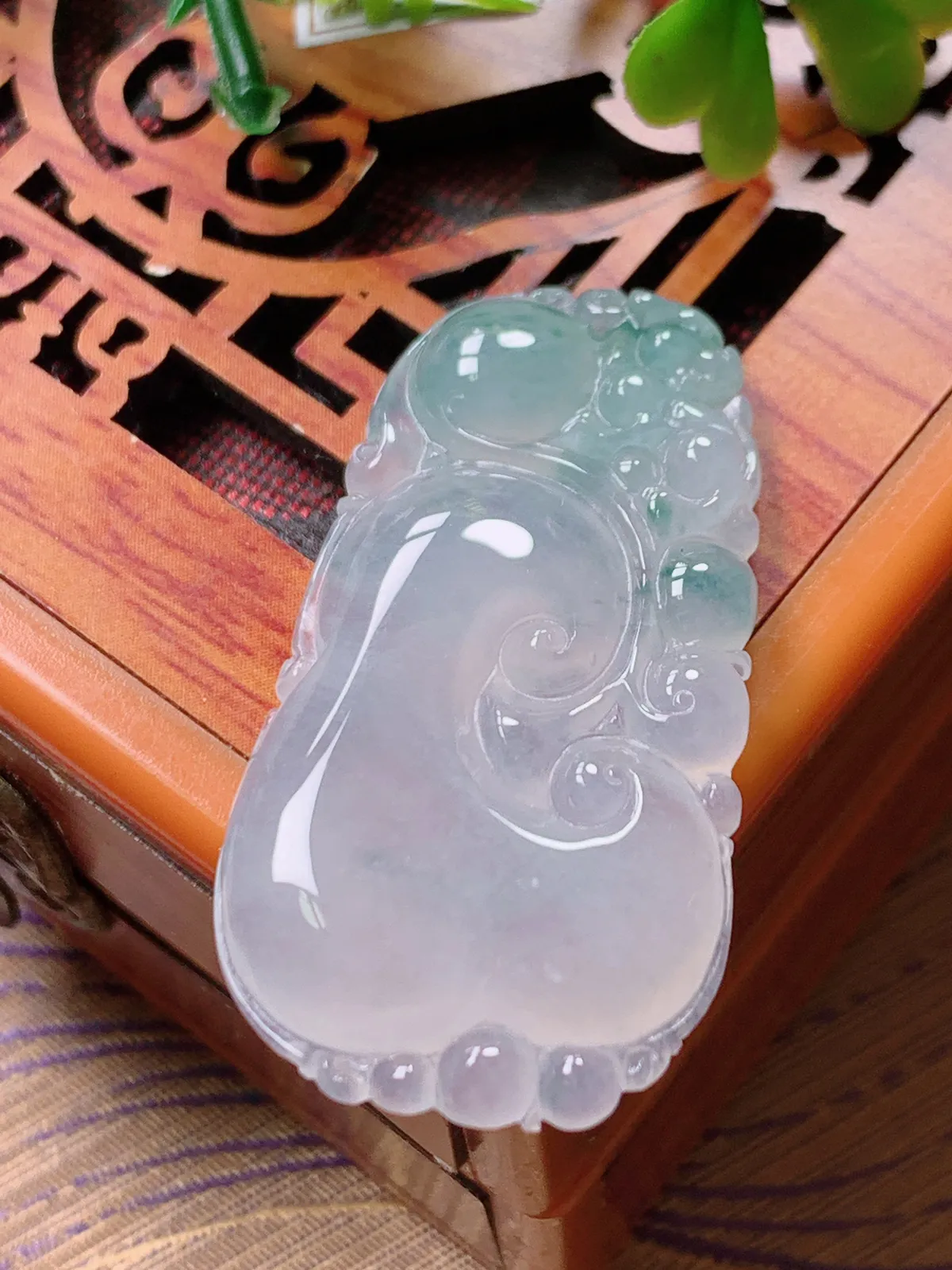 精品推荐，缅甸天然A货翡翠，冰种飘花如意吊坠，种水好，颜色鲜艳，玉质水润细腻，工艺精湛，佩戴效果更佳。