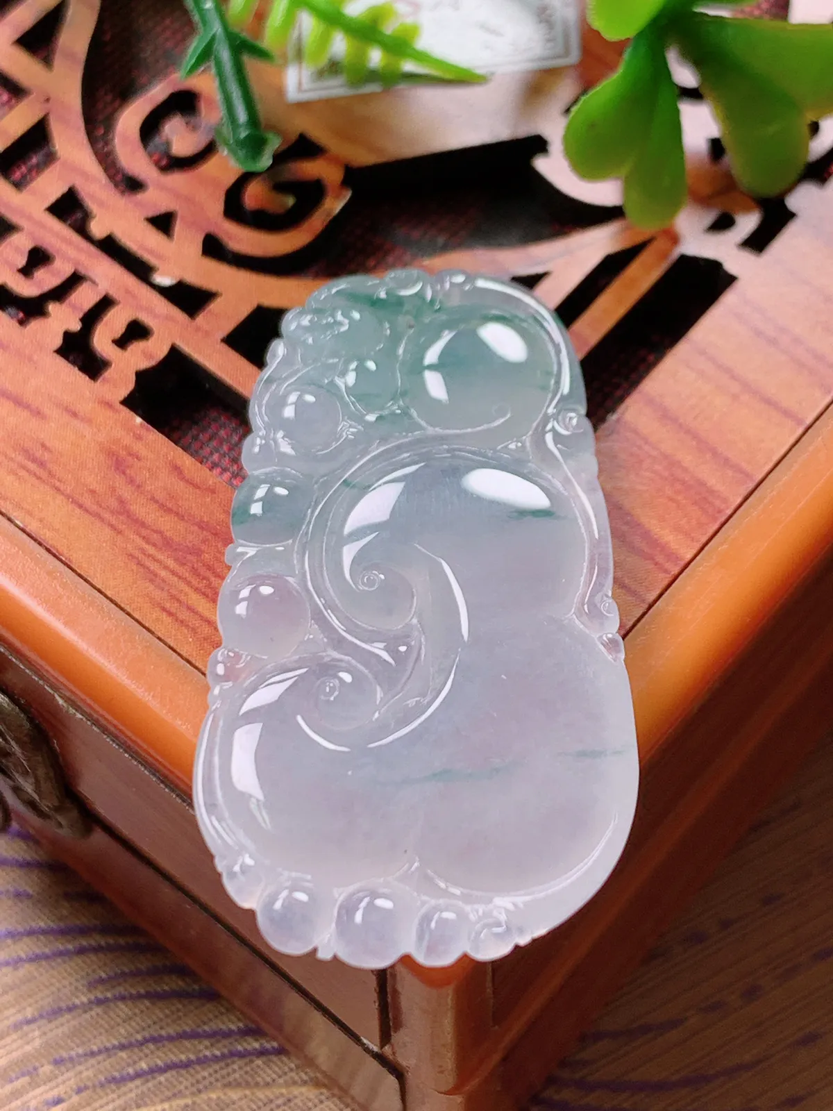 精品推荐，缅甸天然A货翡翠，冰种飘花如意吊坠，种水好，颜色鲜艳，玉质水润细腻，工艺精湛，佩戴效果更佳。
